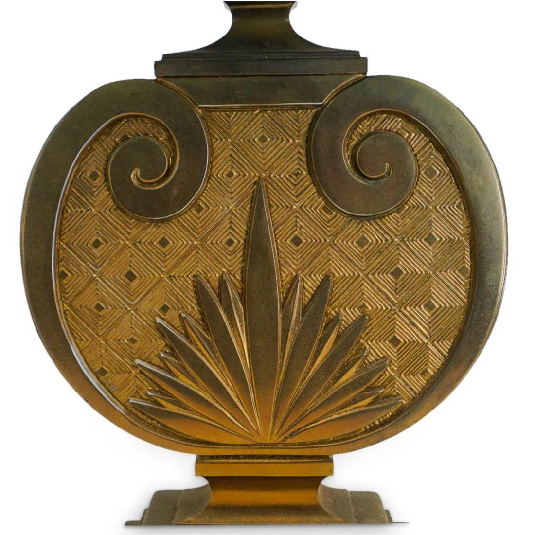 Cette lampe Art of Vintage en laiton présente un étonnant design/One inspiré des palmiers avec des détails géométriques audacieux, caractéristiques de l'époque Art of Vintage. Sa base ronde est ornée de motifs complexes et de volutes élégantes,