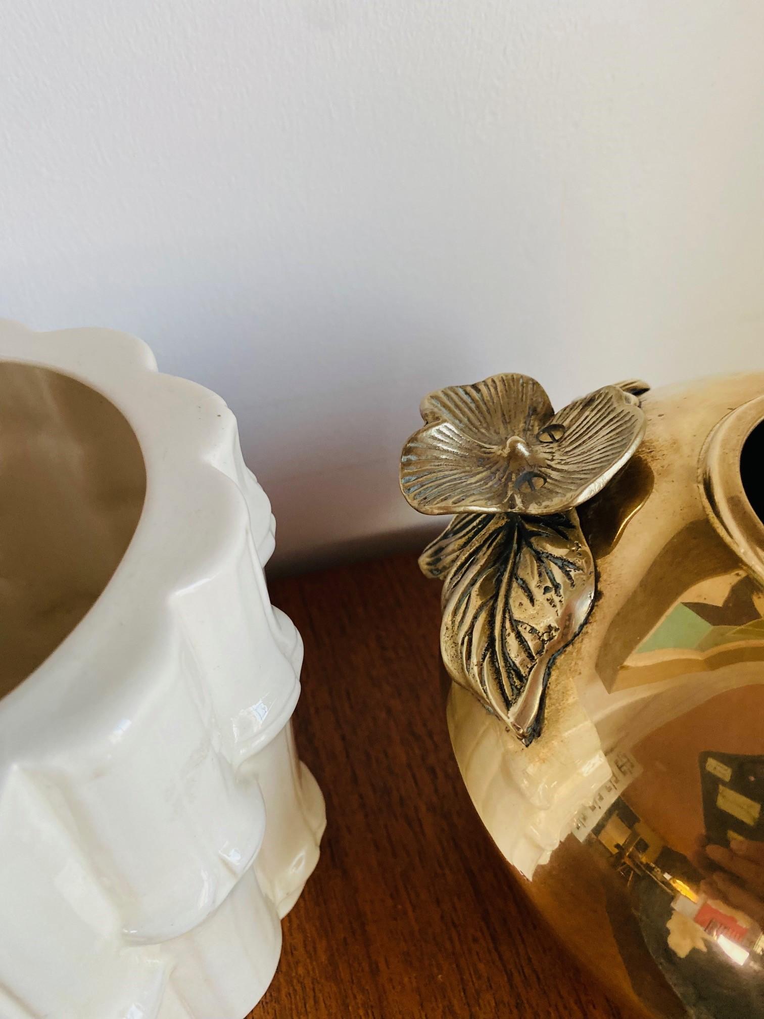 Laiton Vase vintage en laiton de style botanique Art nouveau en vente