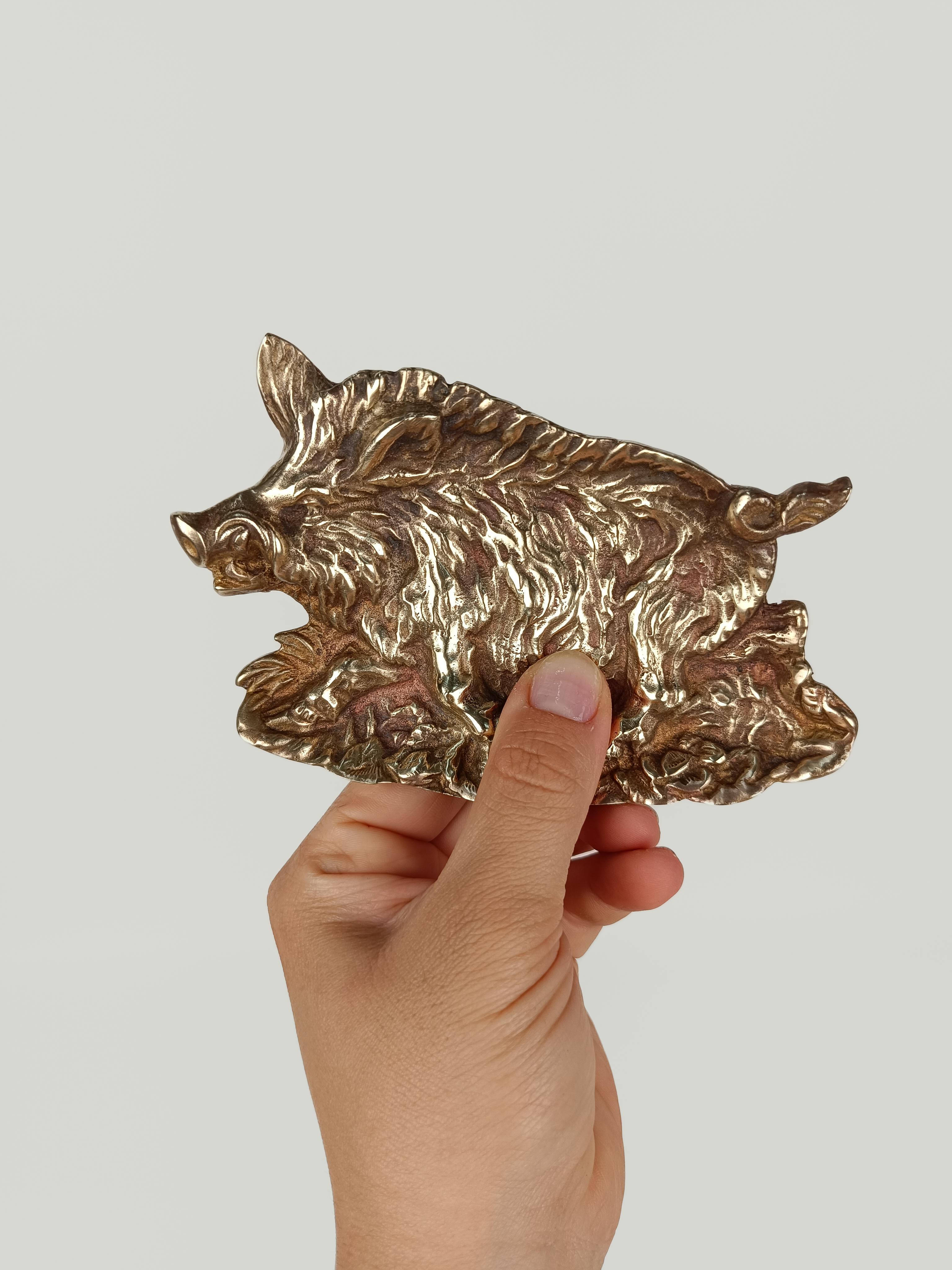 Aschenbecher aus Messing aus Messing mit der Darstellung des mythischen Erymanthian-Boars, Italien 1970er Jahre (Moderne der Mitte des Jahrhunderts) im Angebot