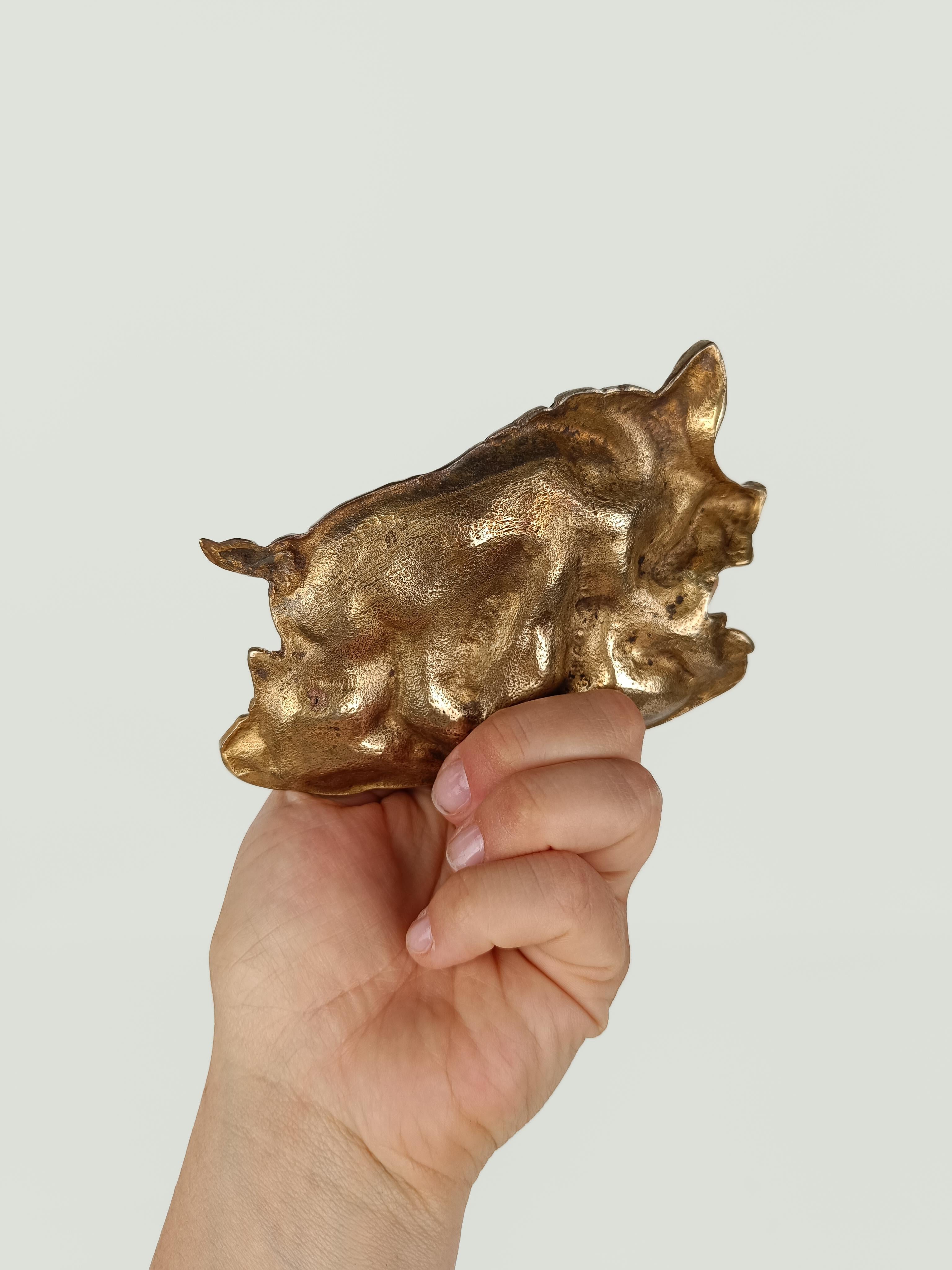 Aschenbecher aus Messing aus Messing mit der Darstellung des mythischen Erymanthian-Boars, Italien 1970er Jahre (Italienisch) im Angebot