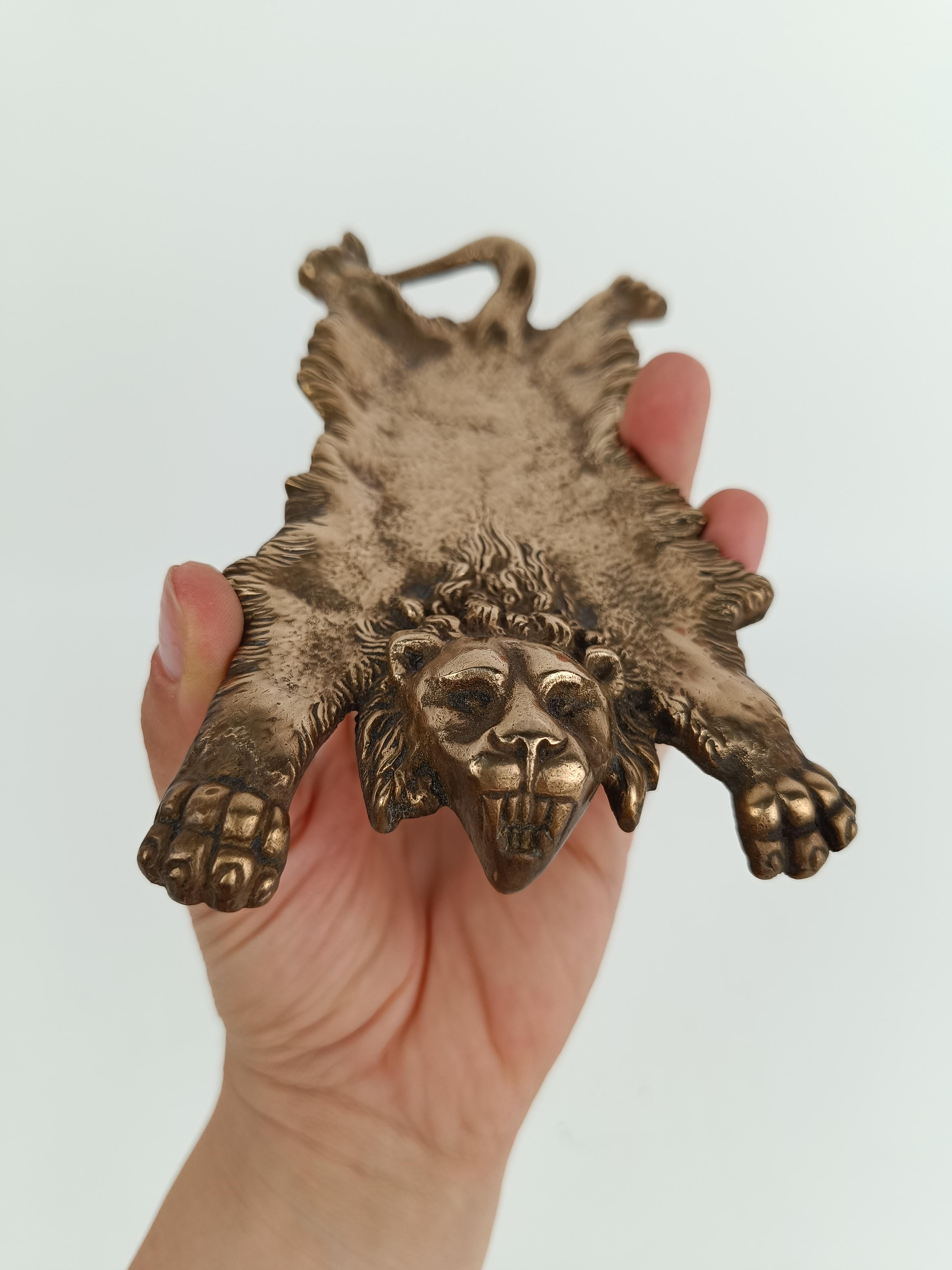 Cenicero vintage de latón que representa la piel mitológica del león nemeo, Italia Años 70 siglo XX en venta