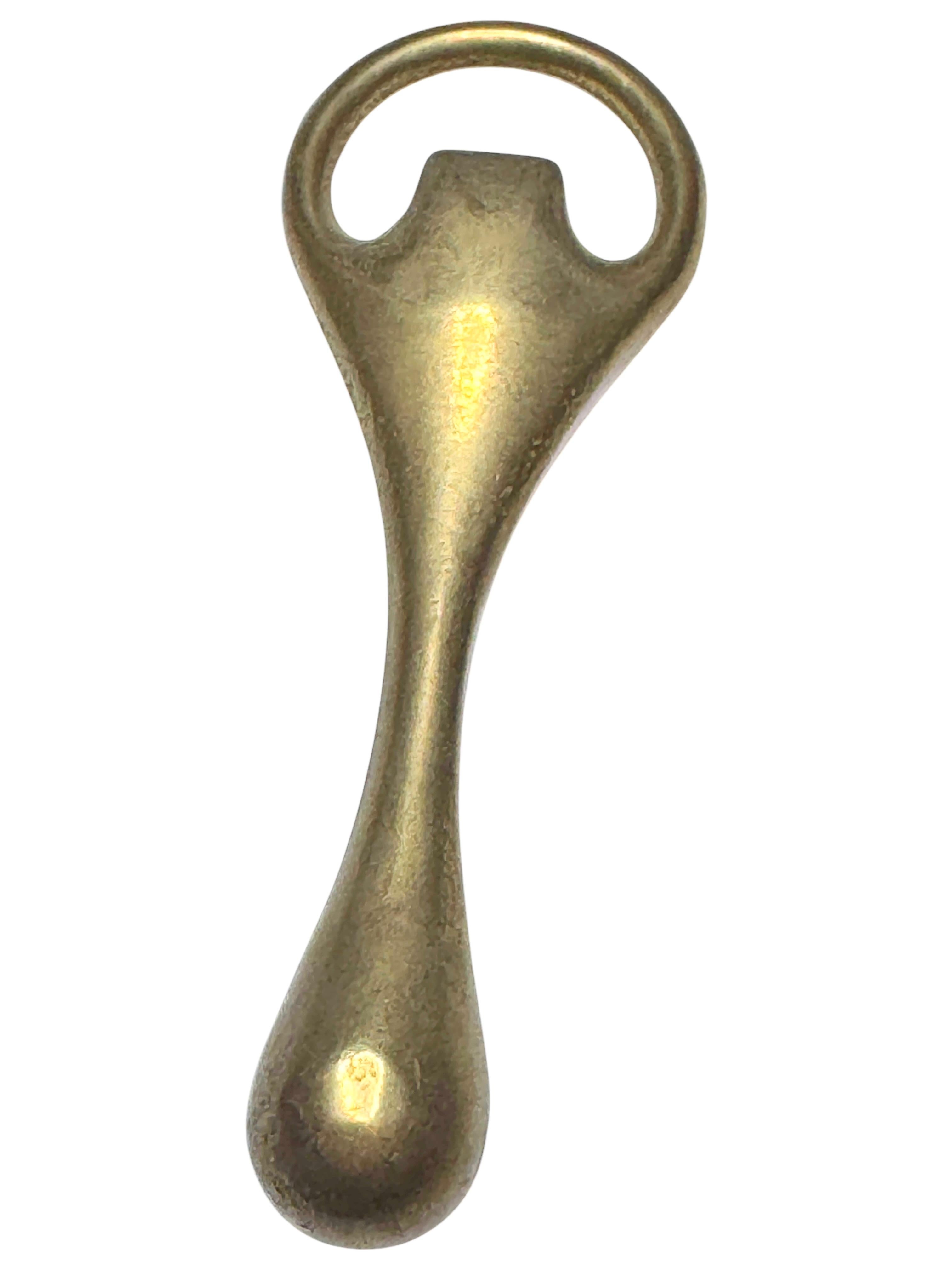Décapsuleur classique du début des années 1960, moderne et du milieu du siècle. Attribué à Carl Auböck, Vienne, Autriche. Jolie addition à votre chambre ou simplement pour l'utilisation de votre bar ou chariot de bar. Trouvé dans une vente de