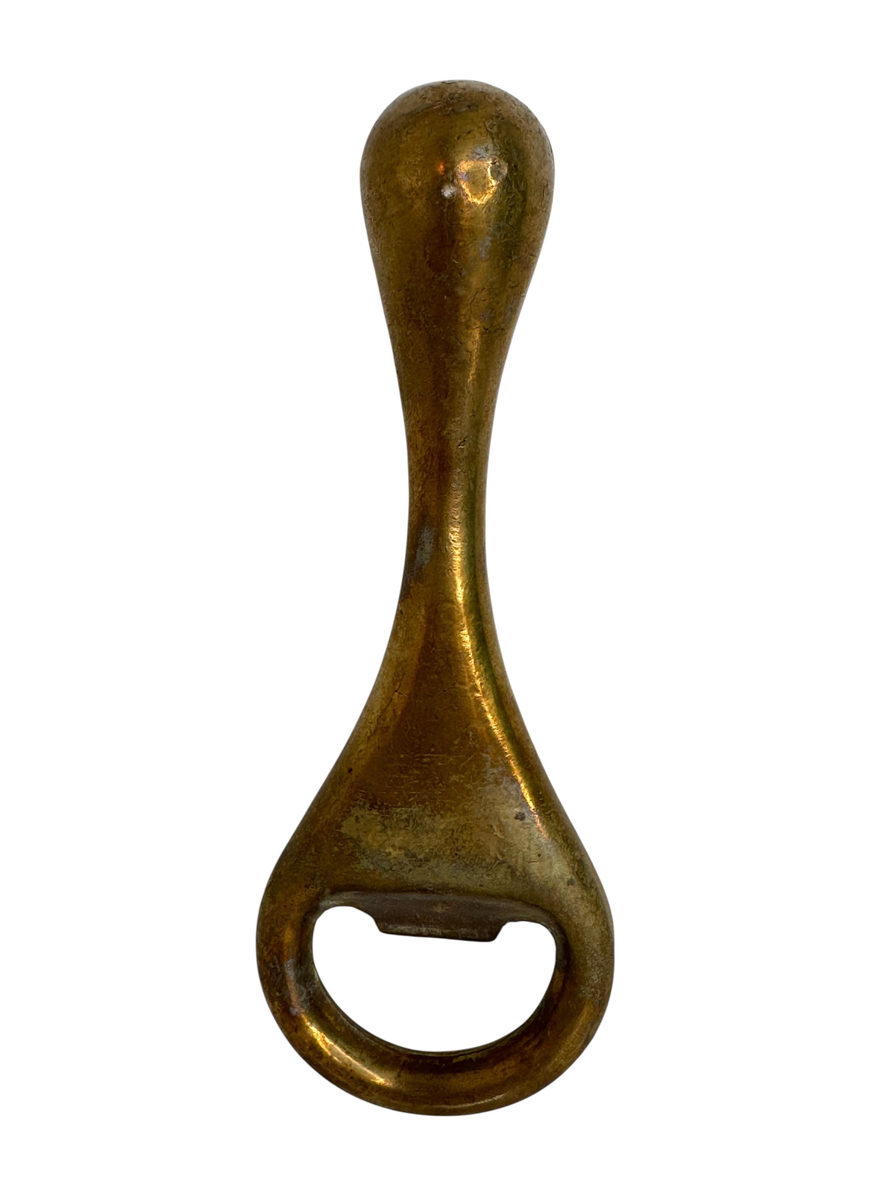 Décapsuleur classique du début des années 1960, moderne et du milieu du siècle. Fabriqué par Carl Auböck, Vienne, Autriche. Jolie addition à votre chambre ou simplement pour l'utilisation de votre bar ou chariot de bar. Trouvé dans une vente de