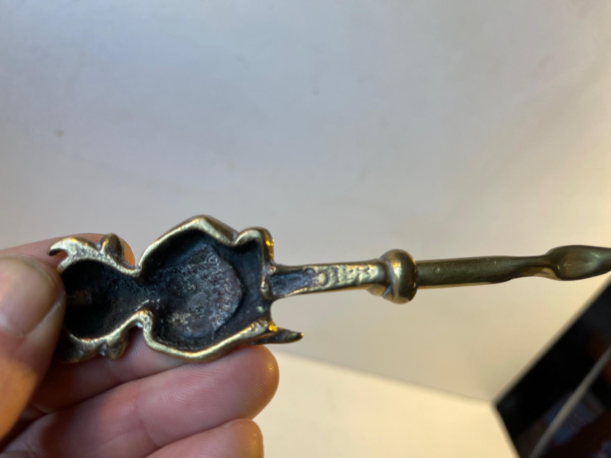 Vintage Brass Back Scratcher with the Imp / Demon of Lincoln Cathedral In Good Condition In Esbjerg, DK