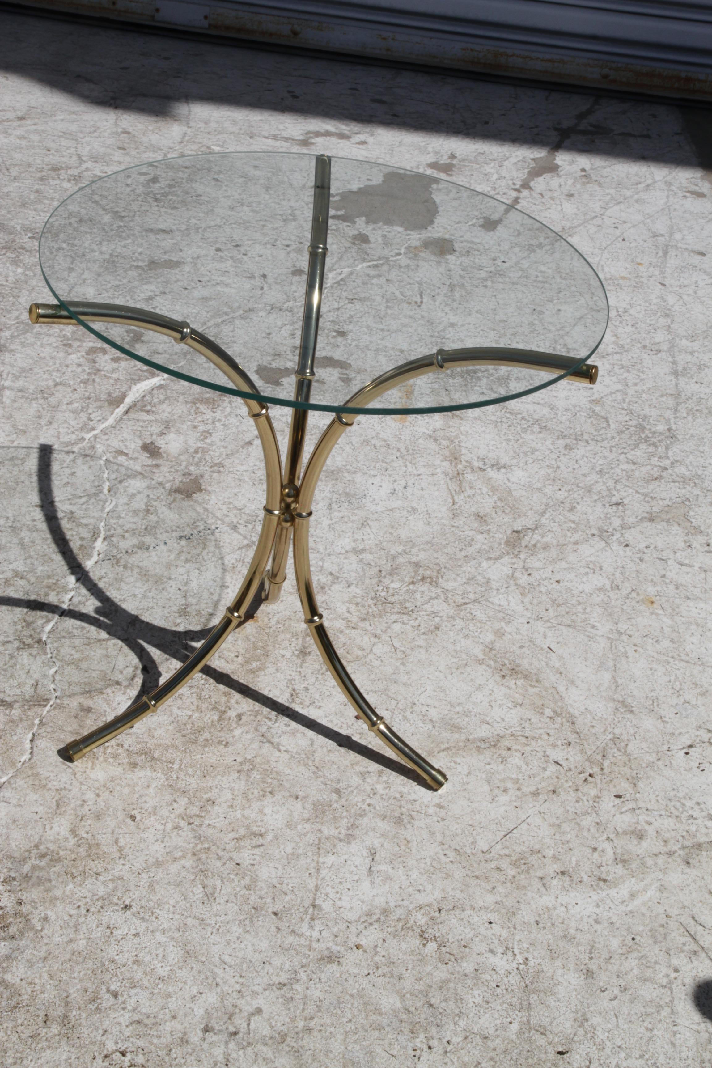 Preciosa mesa auxiliar trípode de latón. Visualmente agradable, con un acabado de bambú orgánico dorado y enraizada en el diseño minimalista de mediados de siglo, esta mesa tiene el aspecto necesario para complementar casi cualquier interior. Está