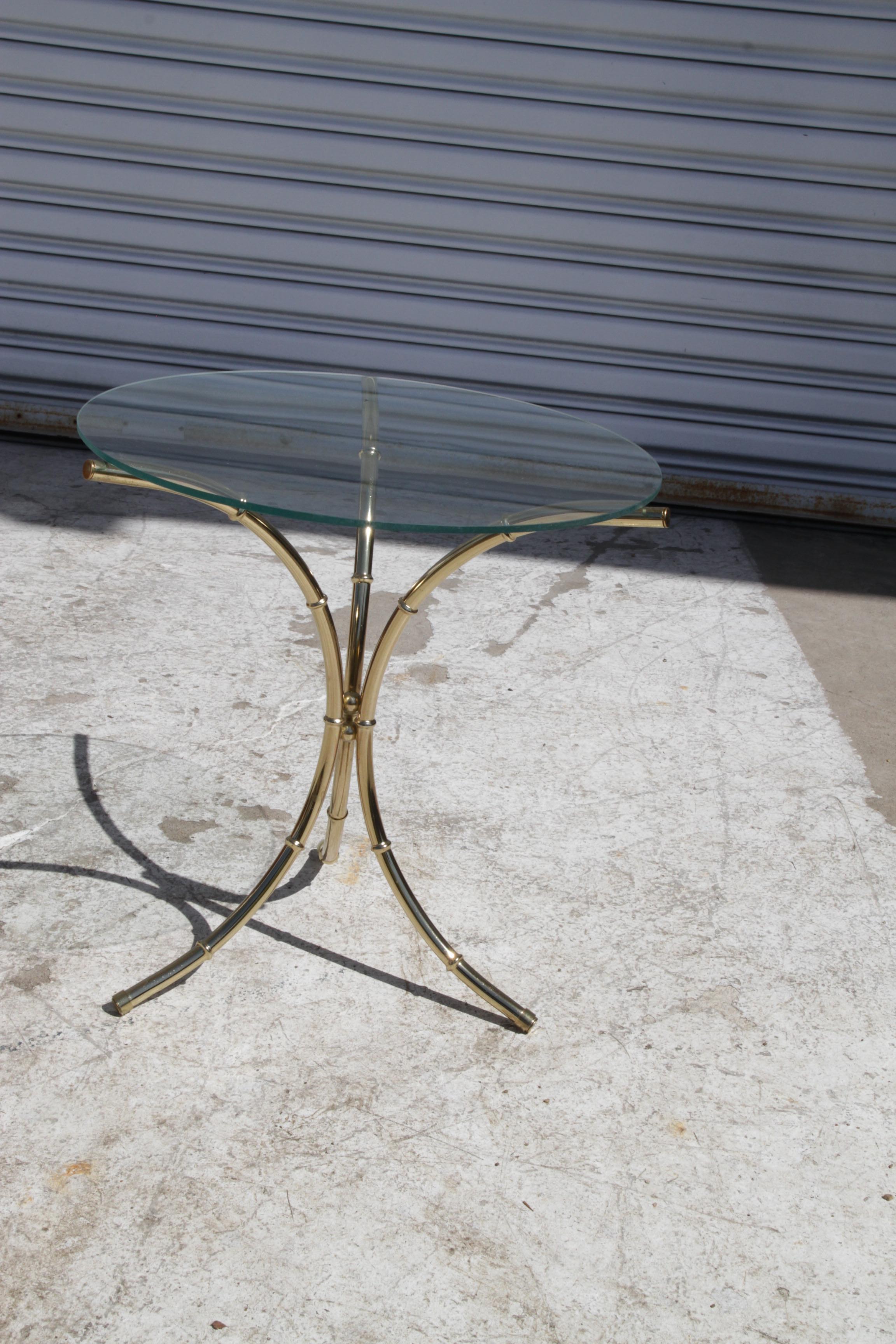 Mesa auxiliar vintage de latón imitación bambú con tapa de cristal Regencia de Hollywood en venta