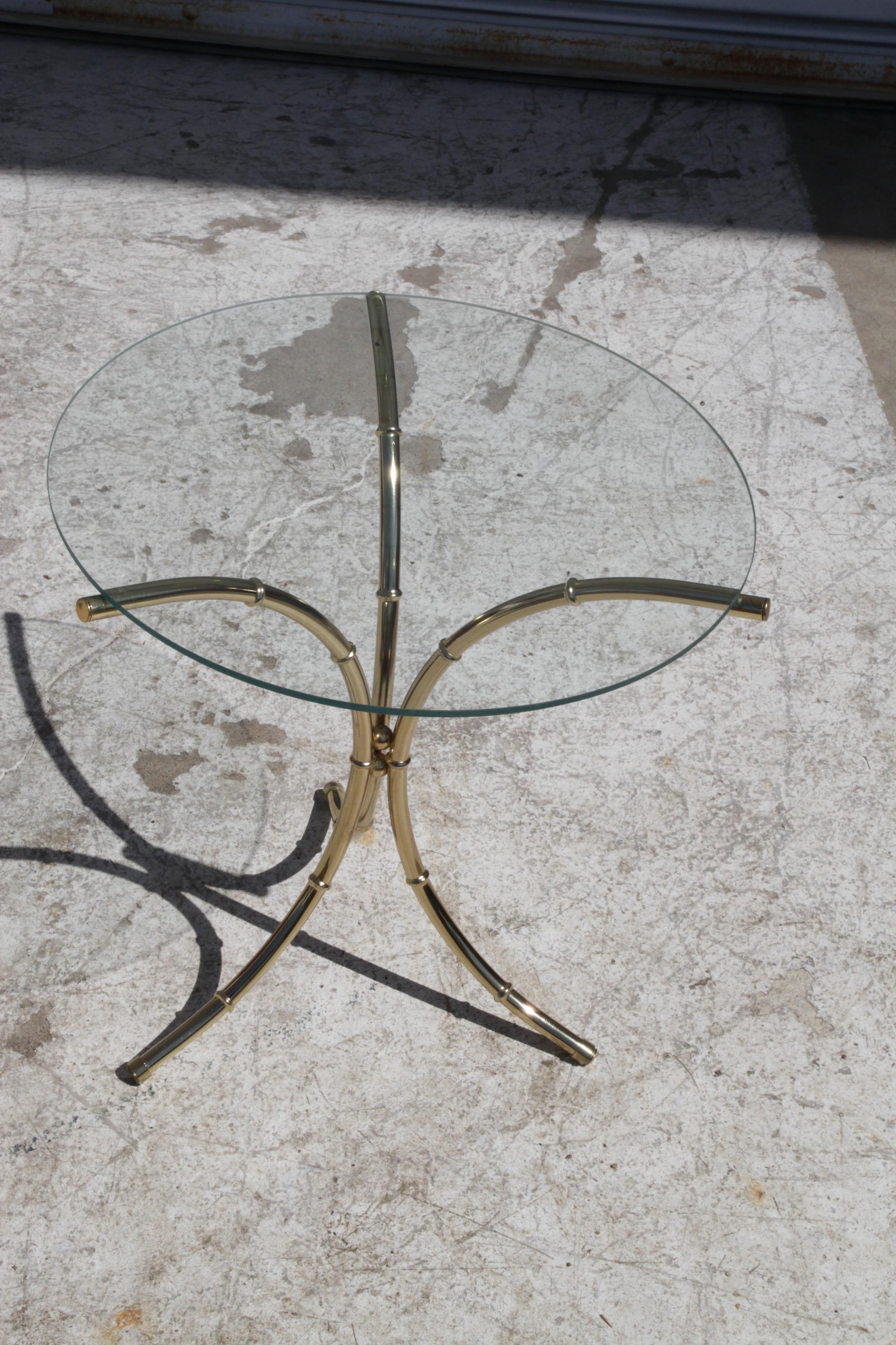 Mesa auxiliar vintage de latón imitación bambú con tapa de cristal en Excelente estado para la venta en Pasadena, TX