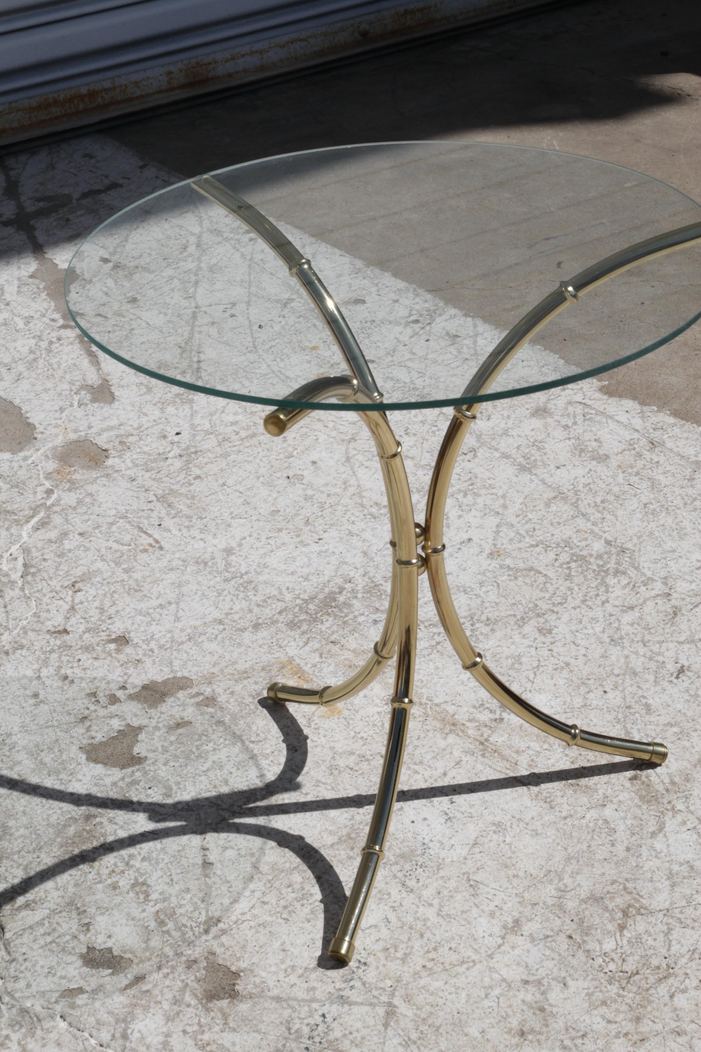 Mesa auxiliar vintage de latón imitación bambú con tapa de cristal siglo XX en venta