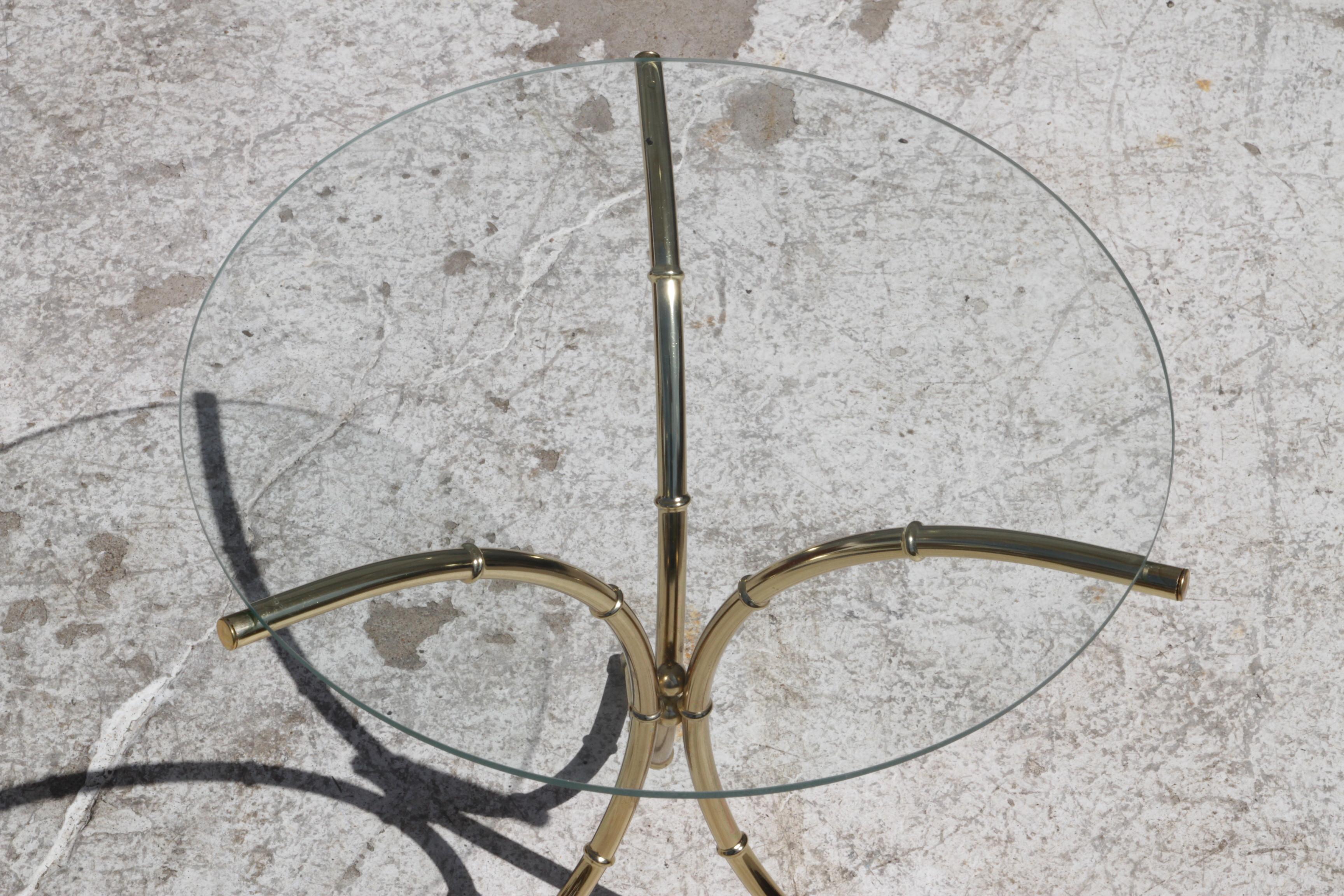 Mesa auxiliar vintage de latón imitación bambú con tapa de cristal en venta 1