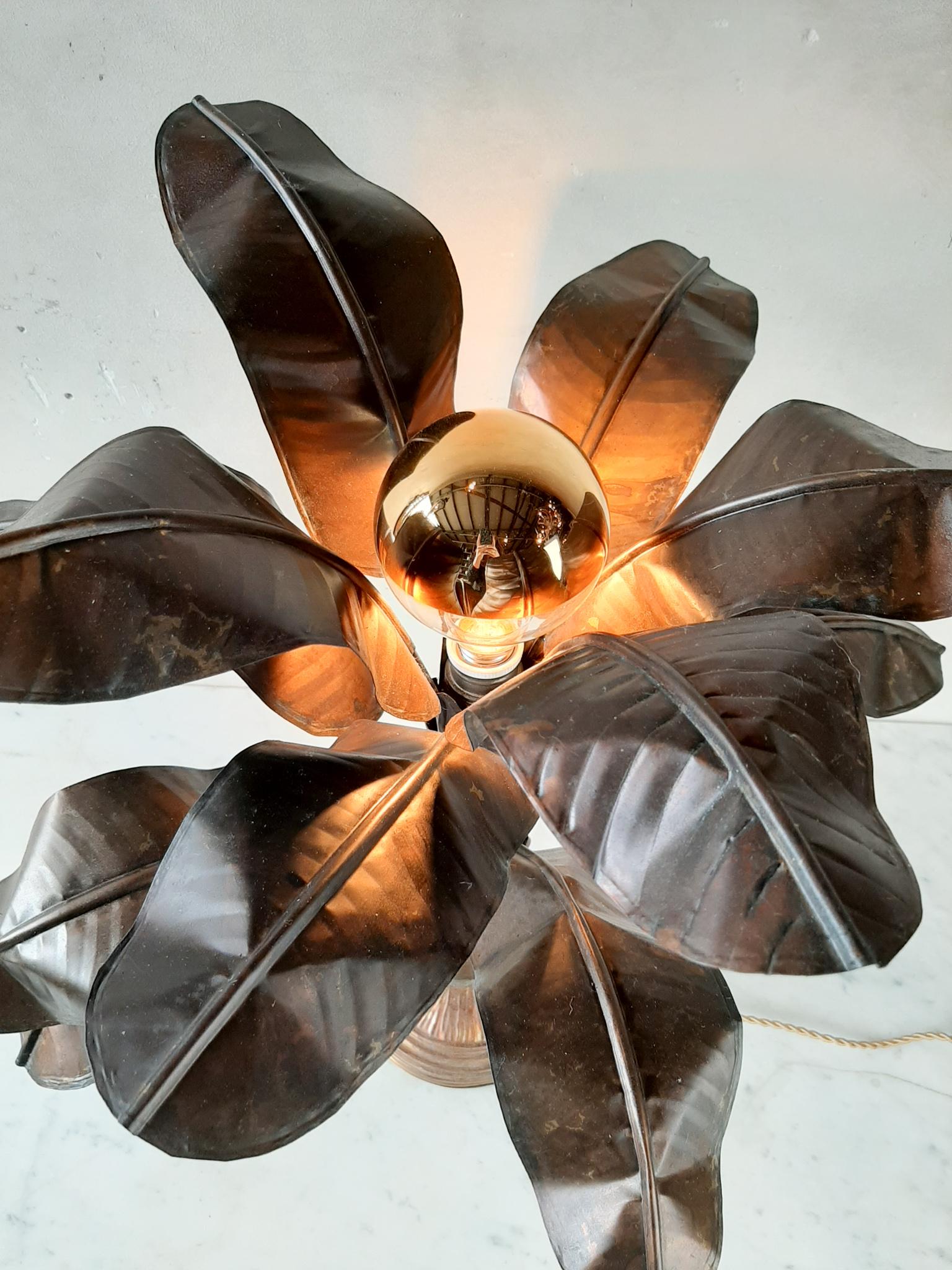 Vintage-Tischlampe in Bananenform aus Messing mit Blättern im Zustand „Gut“ im Angebot in Baambrugge, NL
