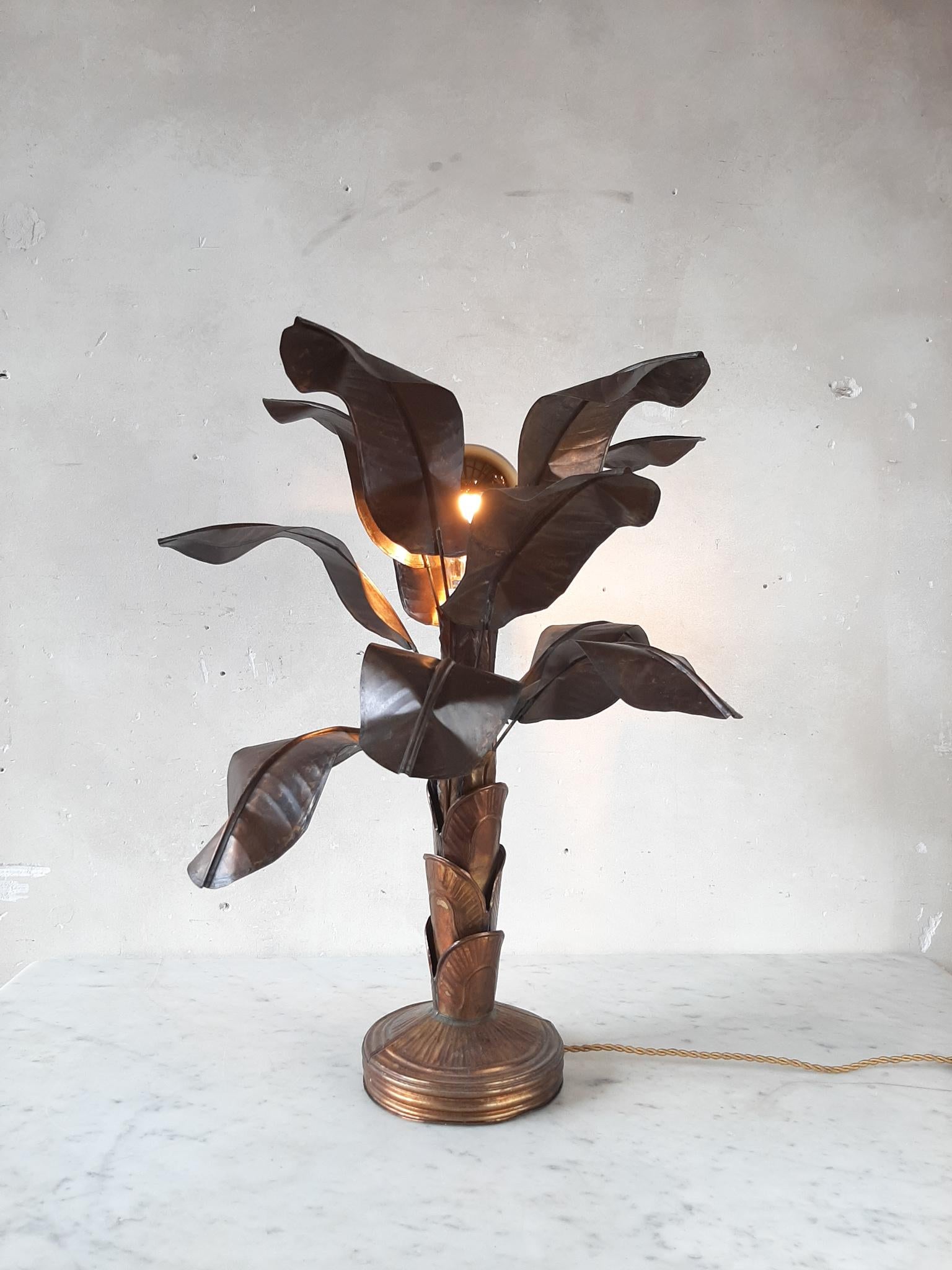 Vintage-Tischlampe in Bananenform aus Messing mit Blättern im Angebot 1