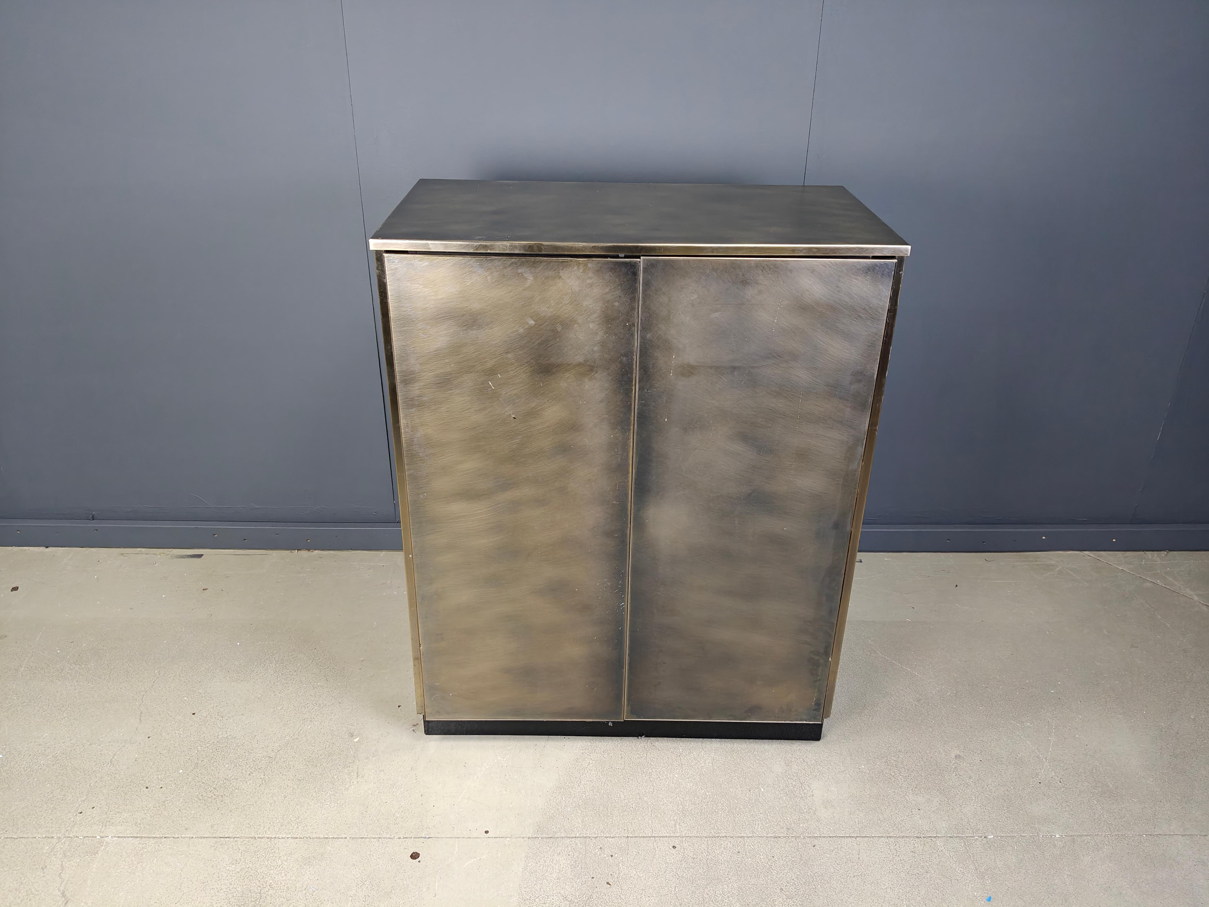 Precioso mueble bar de latón de Belgochrom.

Belgochrom solía fabricar muebles de alta calidad que se vendían en tiendas de muebles de gama alta de todo Bélgica. Quebraron en 2011.

Este armario data de la década de 1980.

El interior tiene cristal