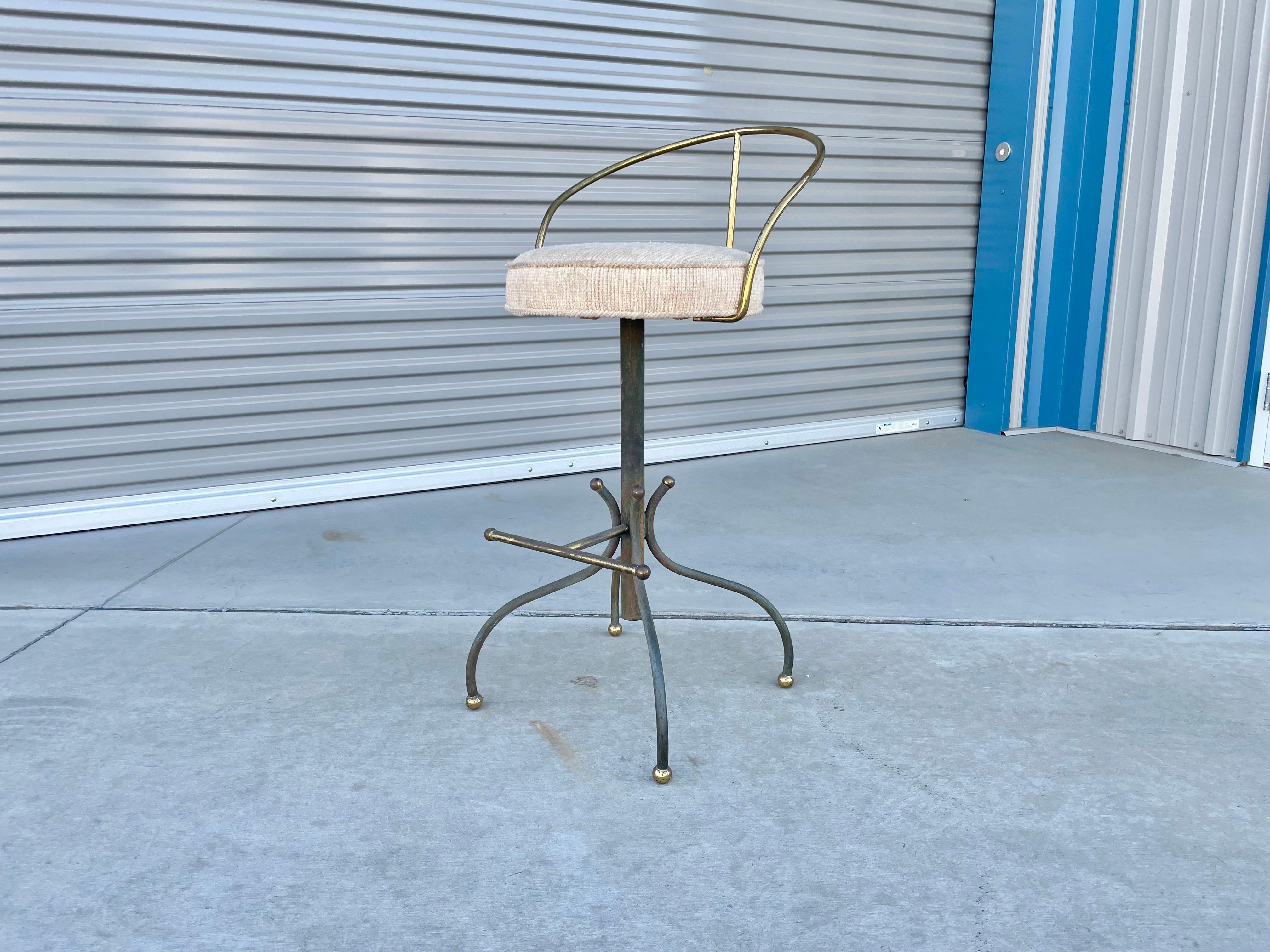 El hermoso taburete vintage de latón para sujetador fue diseñado y fabricado por Charles Hollis Jones en Estados Unidos hacia la década de 1960. Este taburete de bar tiene un respaldo de latón que proporciona gran comodidad y apoyo al respaldo.
