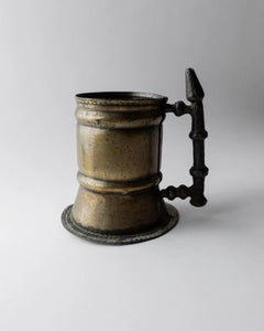 Vase ou chope à bière vintage en laiton, décor rustique italien avec poignée, années 1940