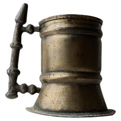 Vase ou chope à bière vintage en laiton, décor rustique italien avec poignée, années 1940