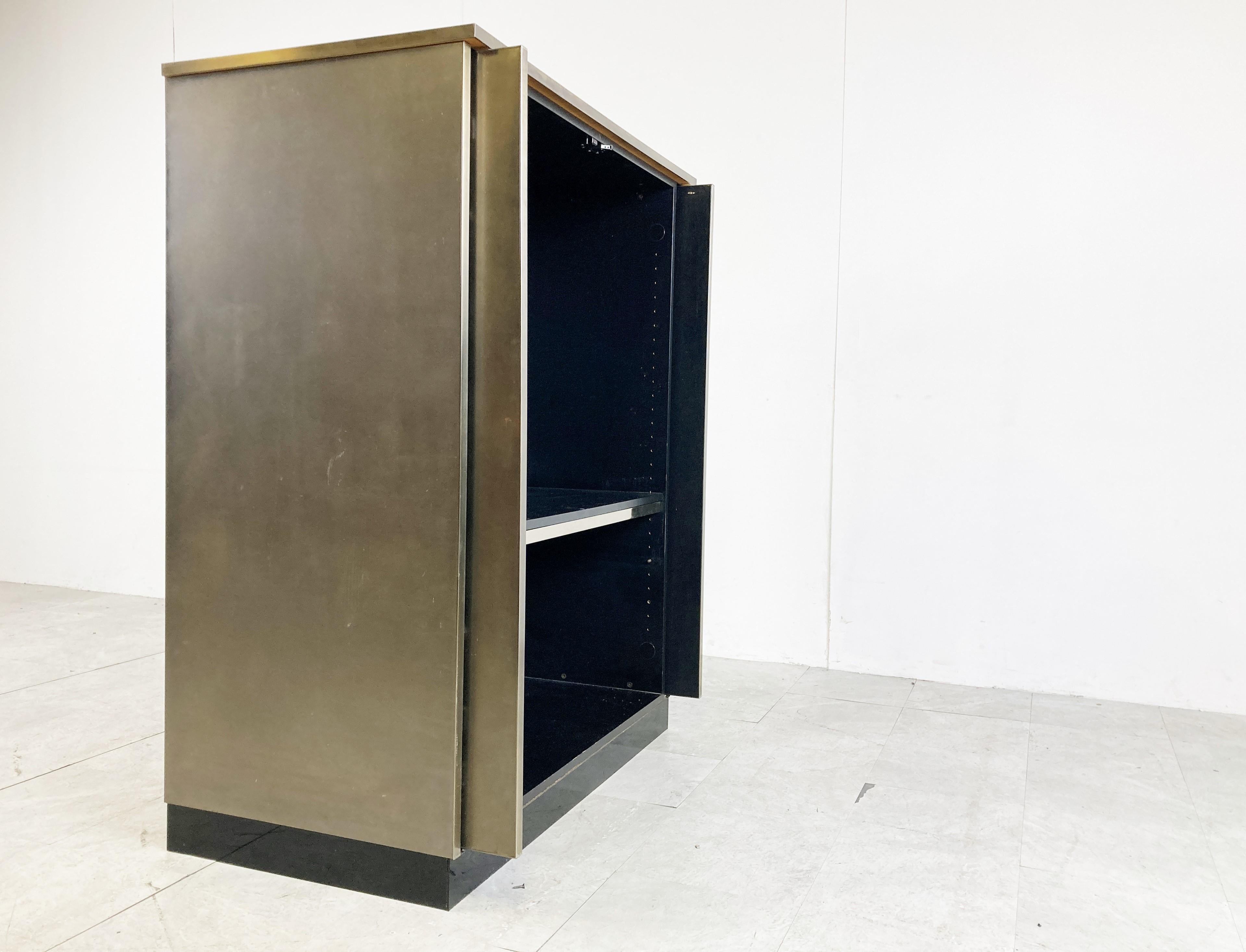 Beautiful brass bar cabinet by Belgochrom.

Belgochrom used to make high quality furniture that was sold in high end furniture shops all around belgium. The went bust in 2011.

This cabinet dates from the 1980s.

This was originally used and