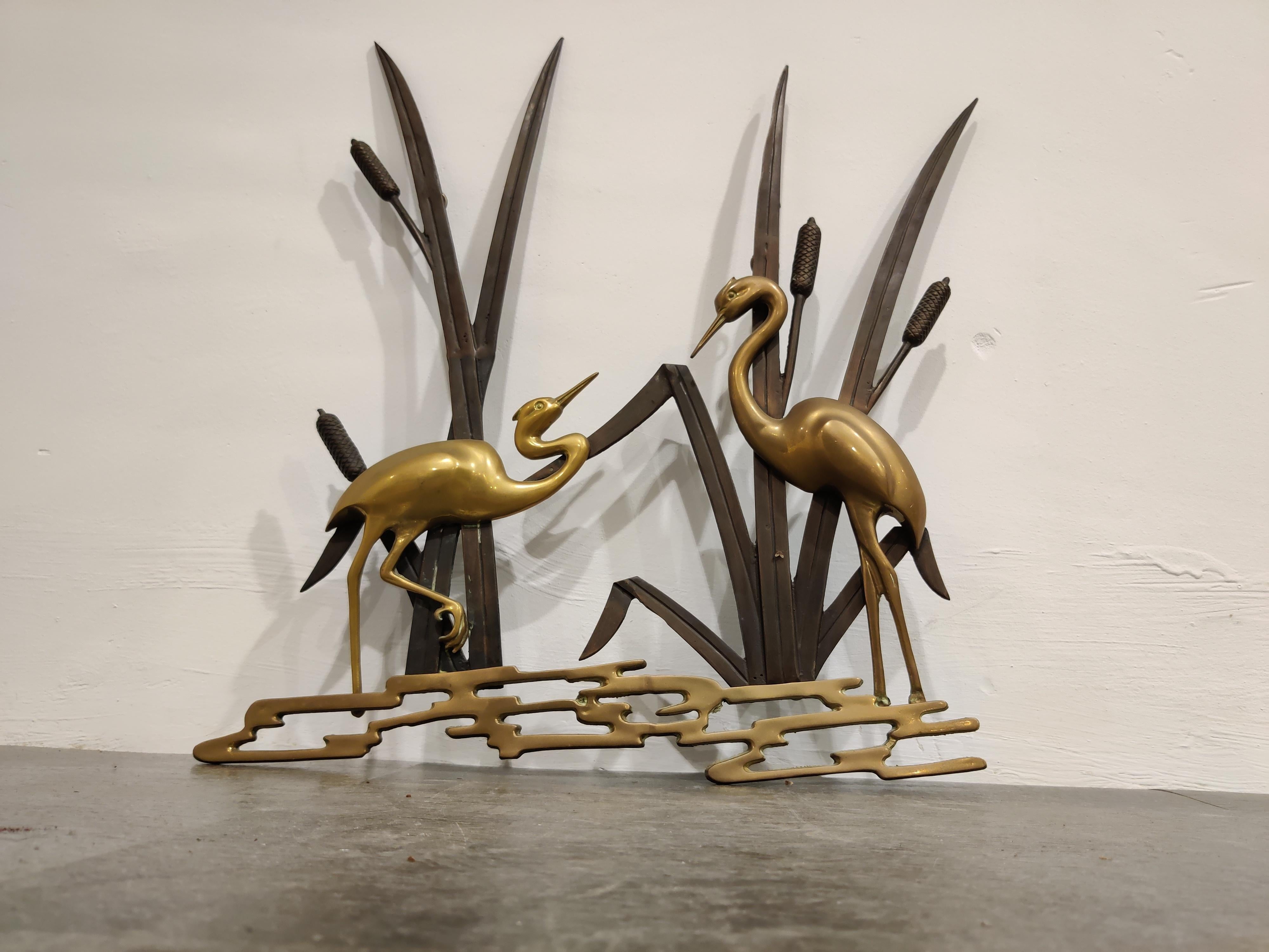 Midcentury Minimalist brass héron bird sculpture.

The sculpture depicts héron birds sitting at the waterside in the plants.

Good condition,

1970s, Belgium

Height 56cm/22.01
