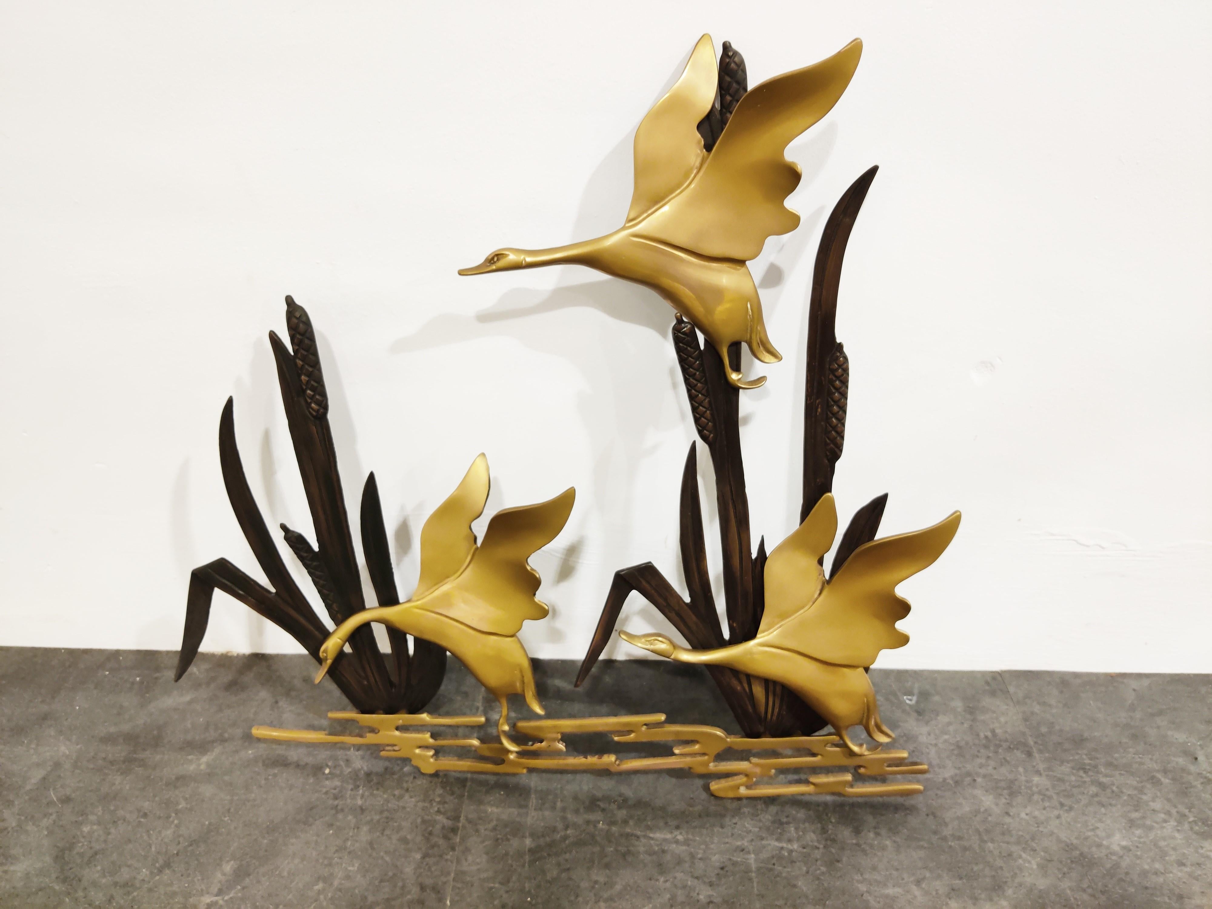 Midcentury brass flying goose/duck sculpture.

Minimalist design.

Good condition.

1970s, Belgium

Measures: Height 56cm/22.04
