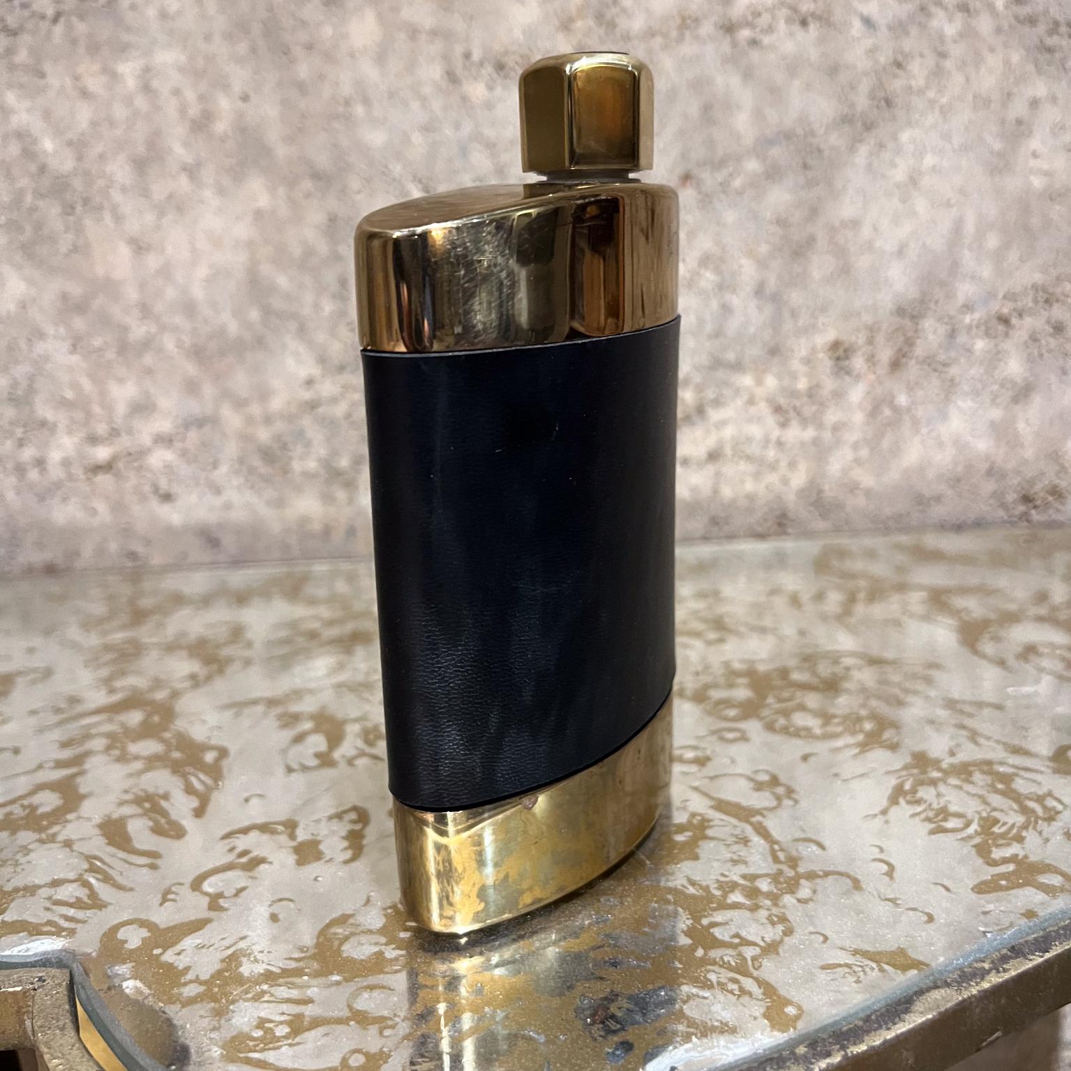 1960 Brass Brass Black Leather Hip Flask Spain Bon état - En vente à Chula Vista, CA