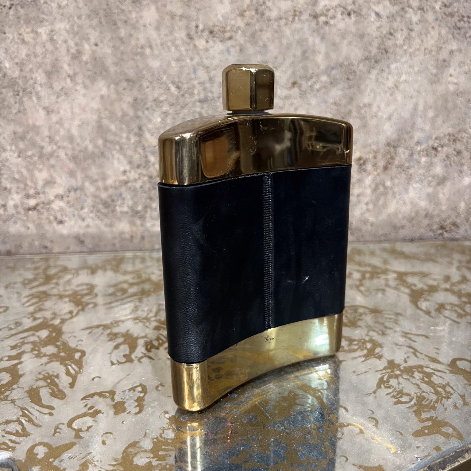 1960 Brass Brass Black Leather Hip Flask Spain en vente 1