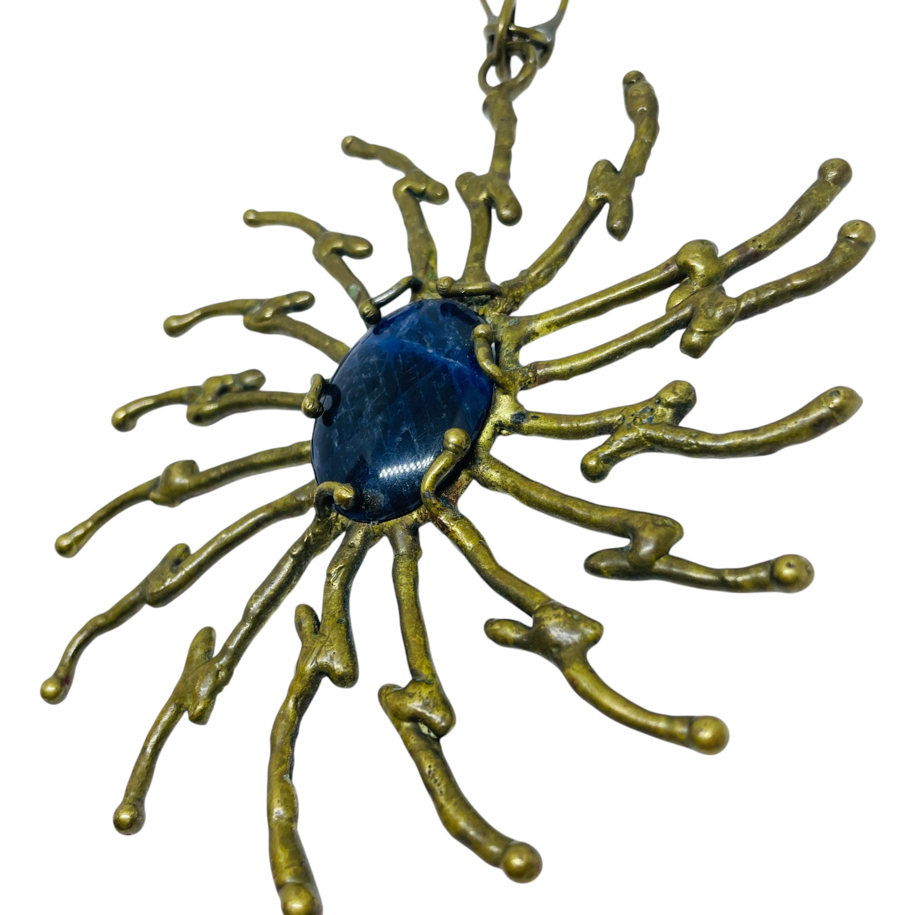 Collana con ciondolo in ottone vintage con pietre blu, artigianale, astratta, modernista e di design In condizioni buone in vendita a Palos Hills, IL