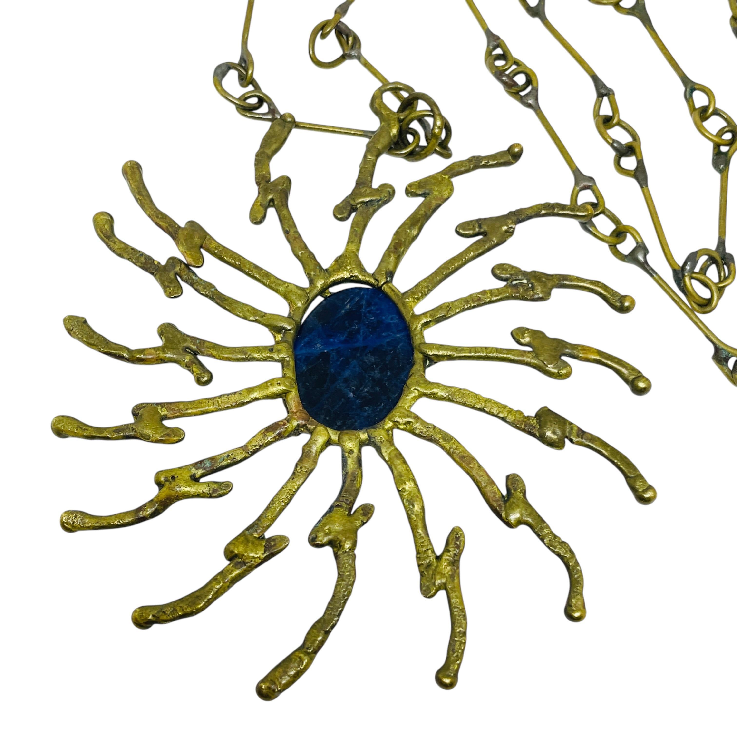 Collana con ciondolo in ottone vintage con pietre blu, artigianale, astratta, modernista e di design in vendita 1