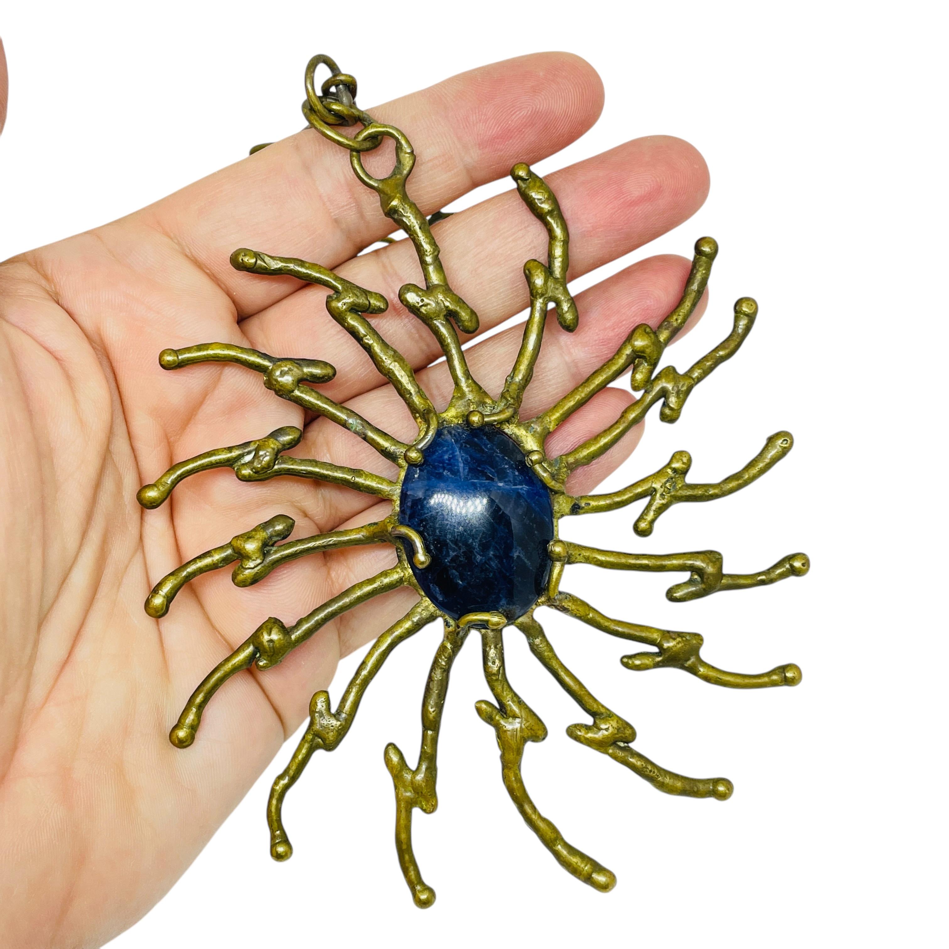Collana con ciondolo in ottone vintage con pietre blu, artigianale, astratta, modernista e di design in vendita 2