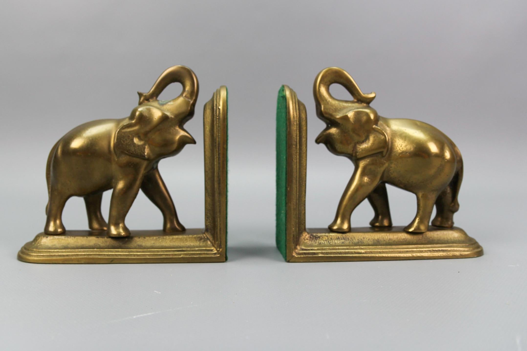 Vintage brass bookends from circa the 1970s.
Beautiful bookends, each with an elephant sculpture, mounted on brass bases. France, circa the 1970s.
Dimensions: height: 15 cm / 5.9 in; width: 5 cm / 1.97 in; depth: 15 cm / 5.9 in.
In good condition