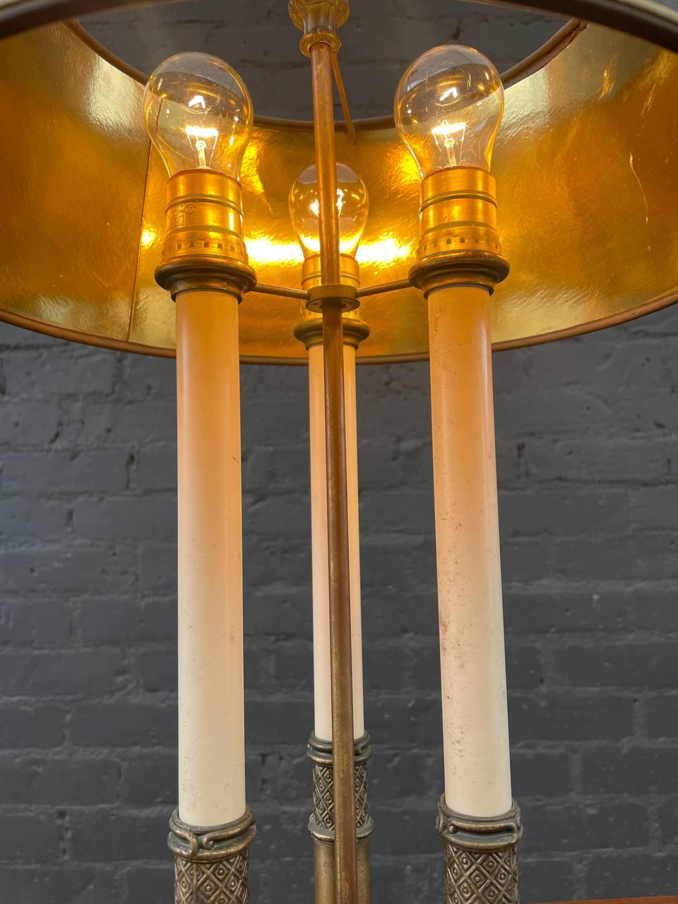 Milieu du XXe siècle Lampe de table vintage en laiton Bouillotte style chandelier par Stiffel en vente