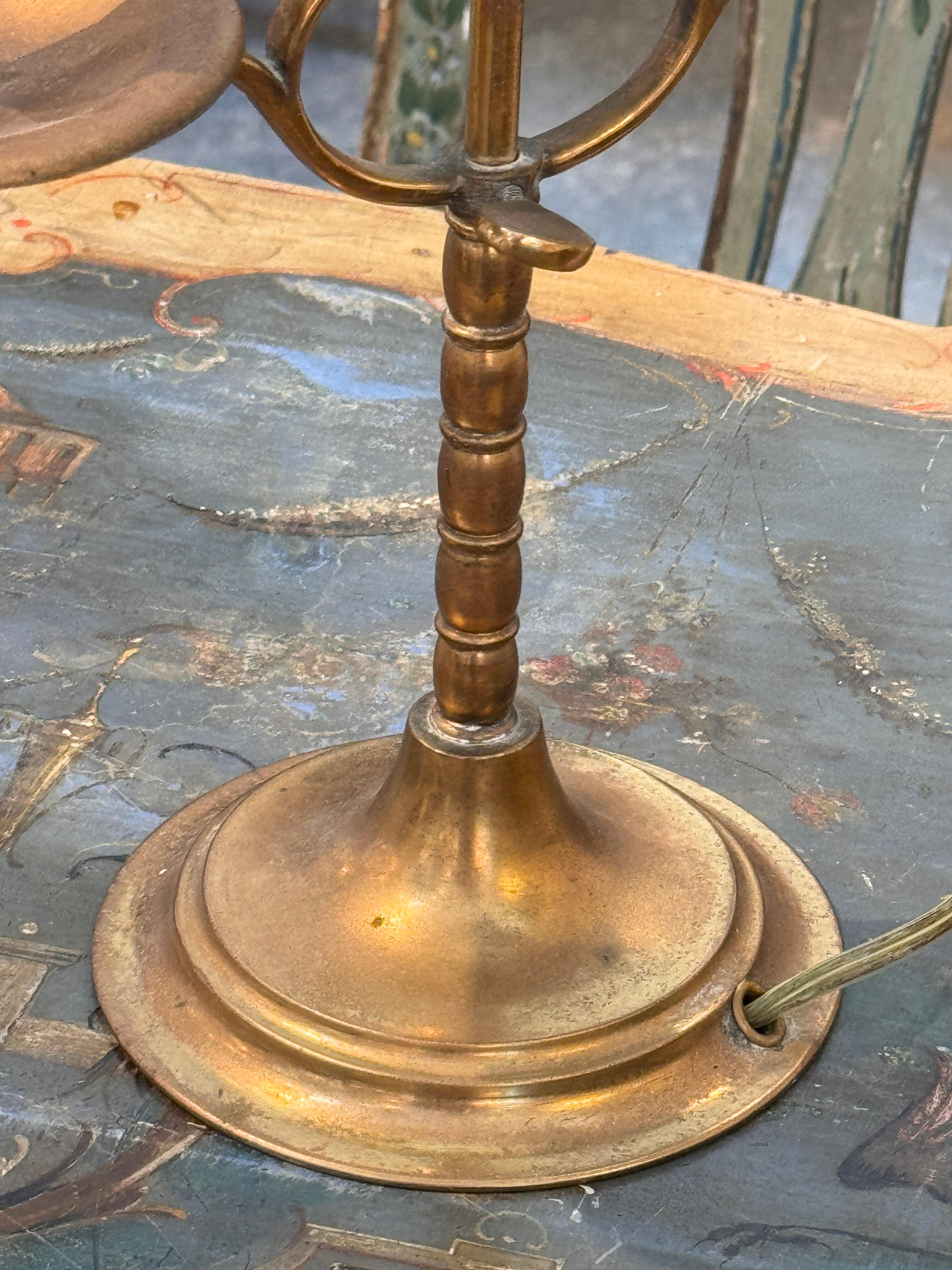 Lampada Bouillotte in ottone vintage con paralume in talpa in vendita 1