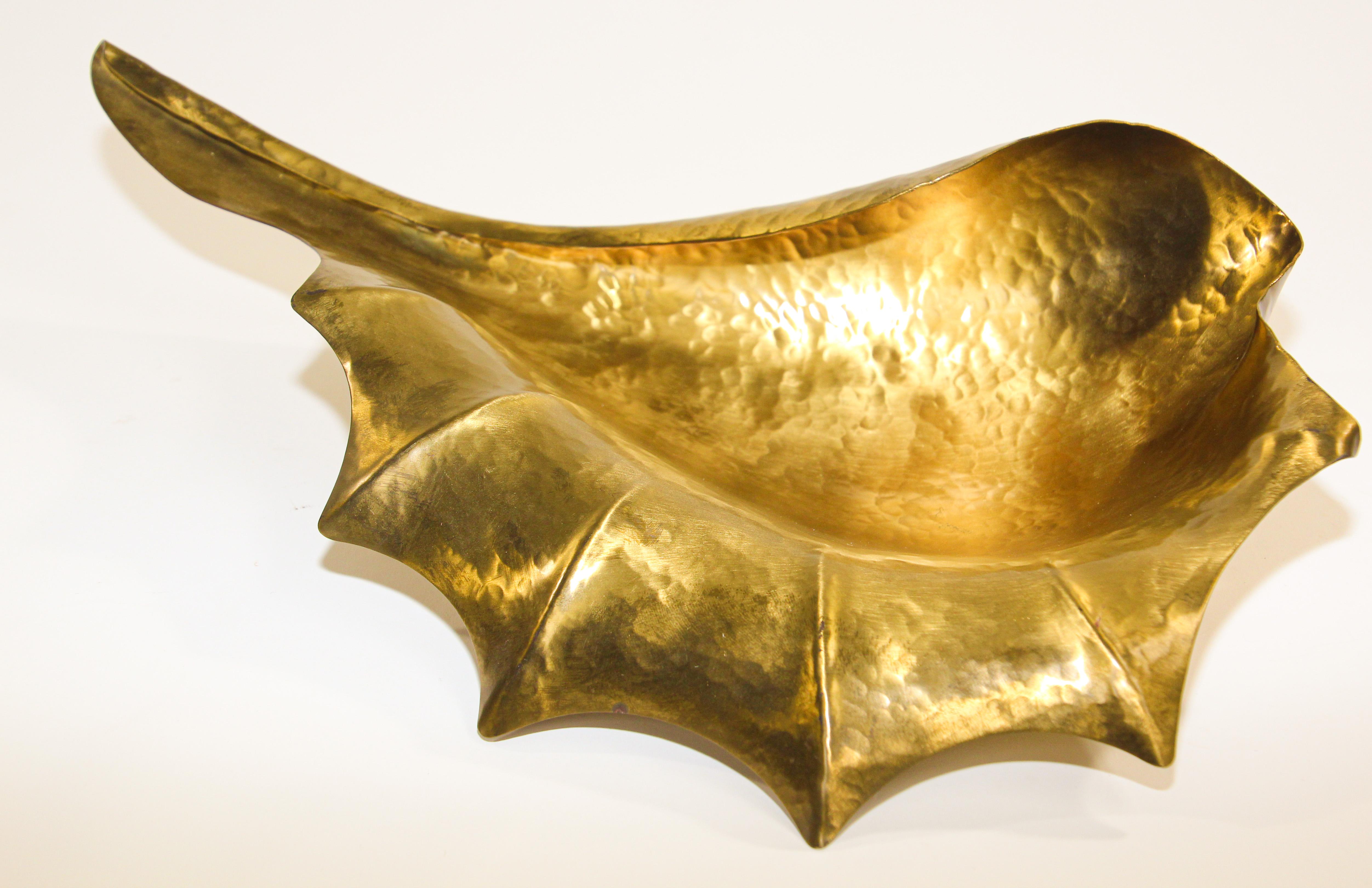 Vintage Italian decorative mid-century bowl in the shape of a large leaf or shell.
Beautiful as a standalone center piece, vide poche, for jewelry, or small items on a desk, vanity, nightstand table, walk-in-closet.
Piece is marked on bottom