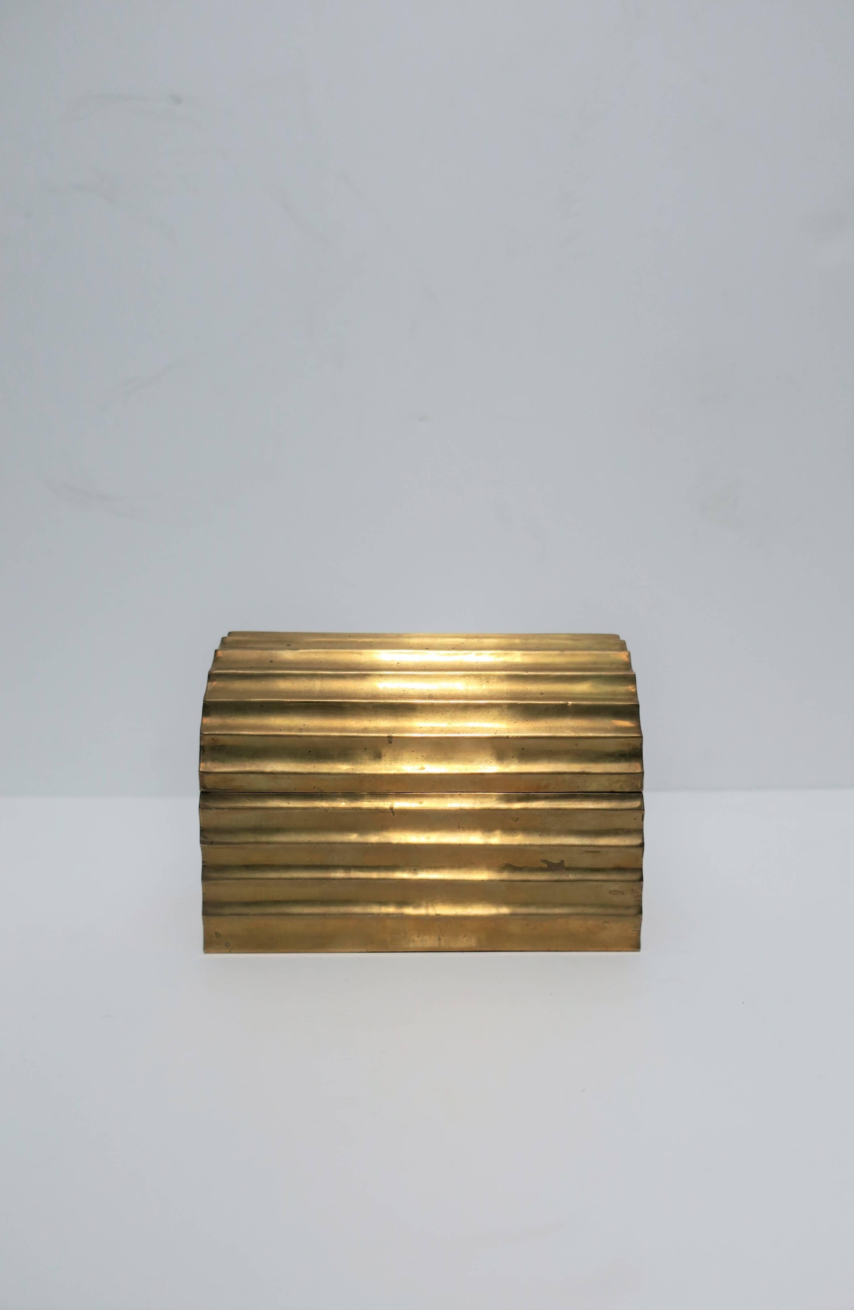 A beautiful vintage brass box with fluting and a dome or arch shape lid, circa 1970s. 

Box measures: 4.50 inches D x 6.13 inches W x 4.38 inches H.

