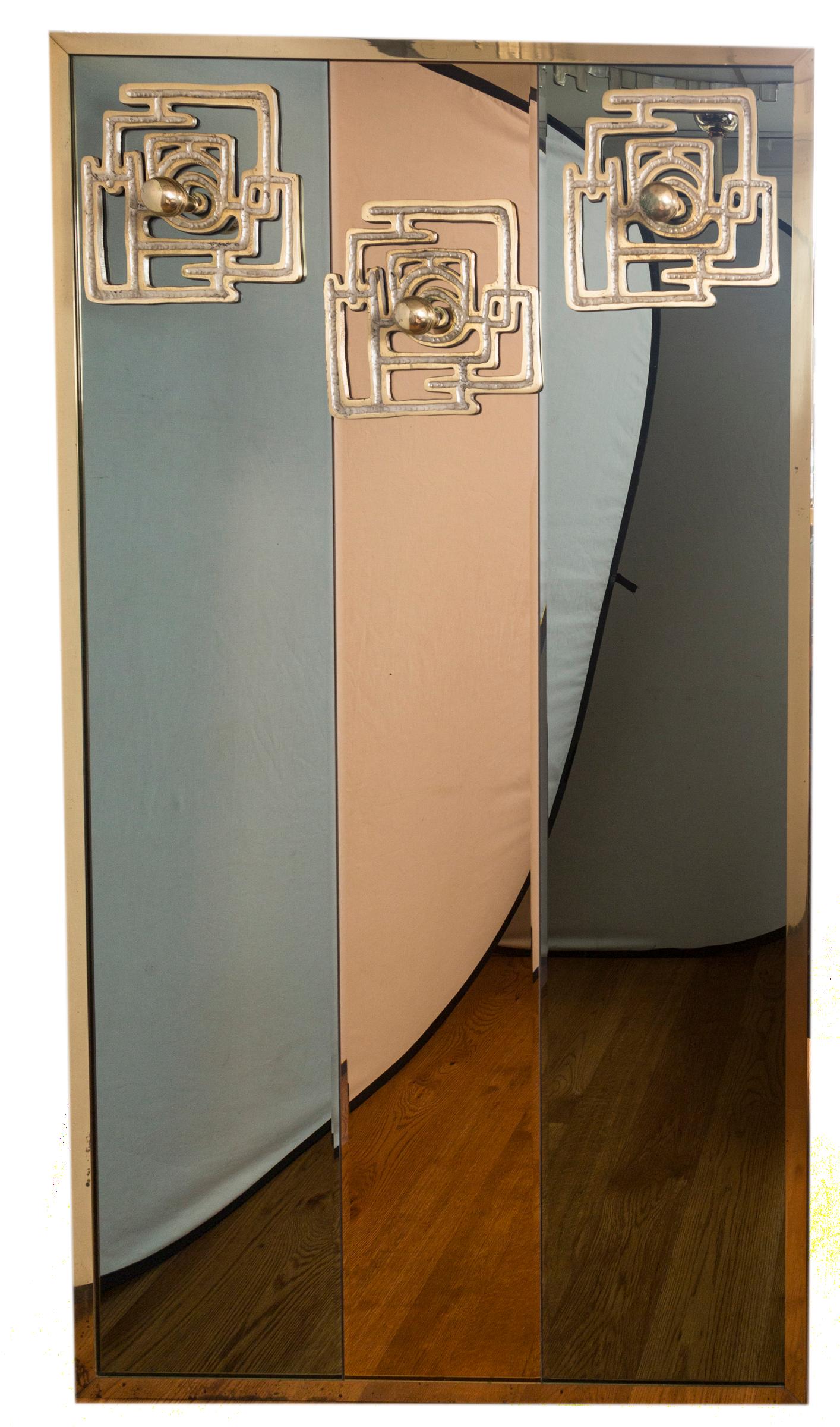Un grazioso e unico specchio da parete ad albero da sala, diviso in tre parti di specchio in rosa d'oro e grigio sfumato con 3 placche scultoree in bronzo applicate con sfere in ottone.
Datazione: 1970
Origine: Italia
Condizioni: Originale e