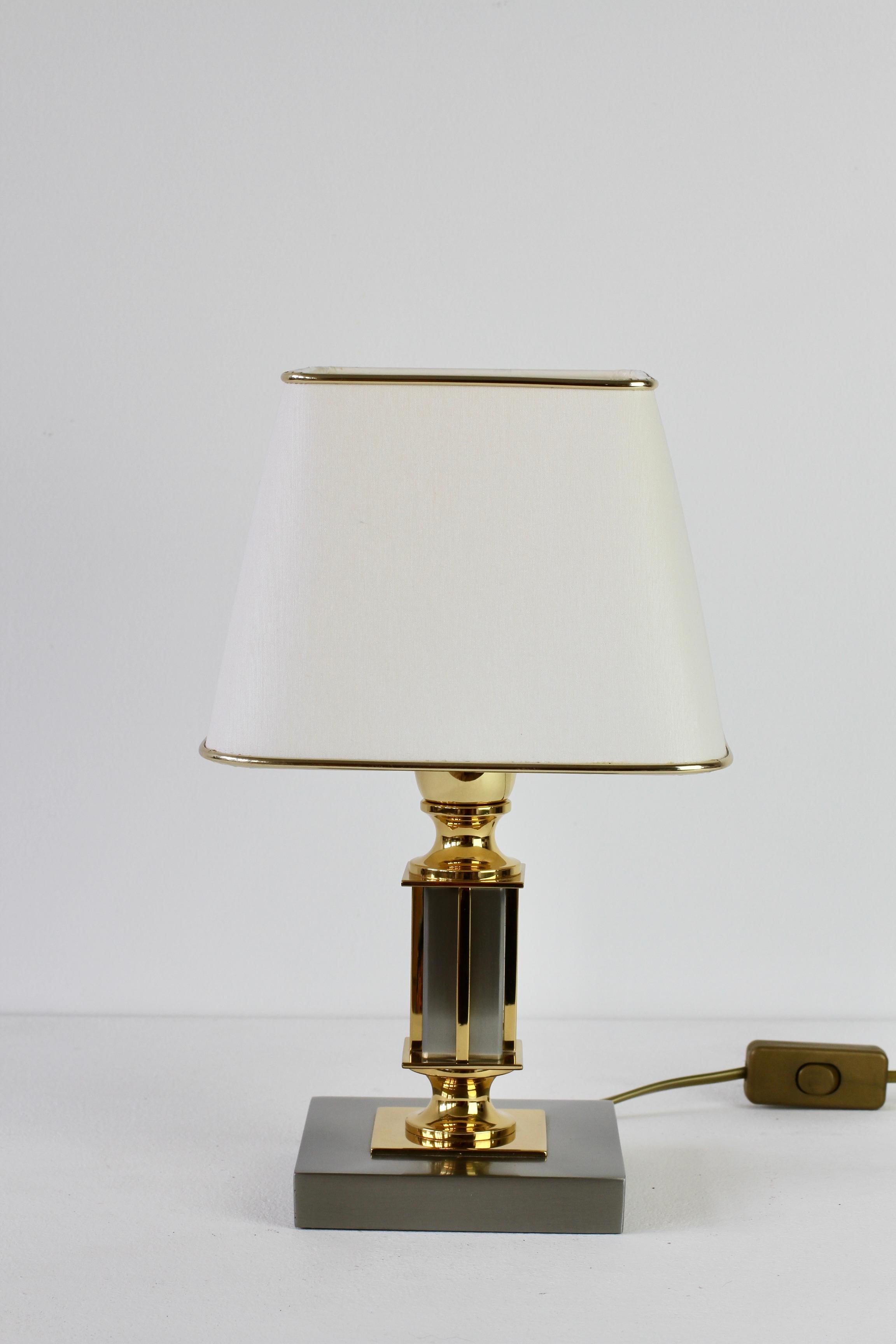 High quality Maison Jansen style table lamp in polished brass and brushed steel, circa 1980s. This vintage design piece would fit within the Hollywood Regency, Brutalist and Mid-Century as well as modern styles. We are not sure who the manufacturer