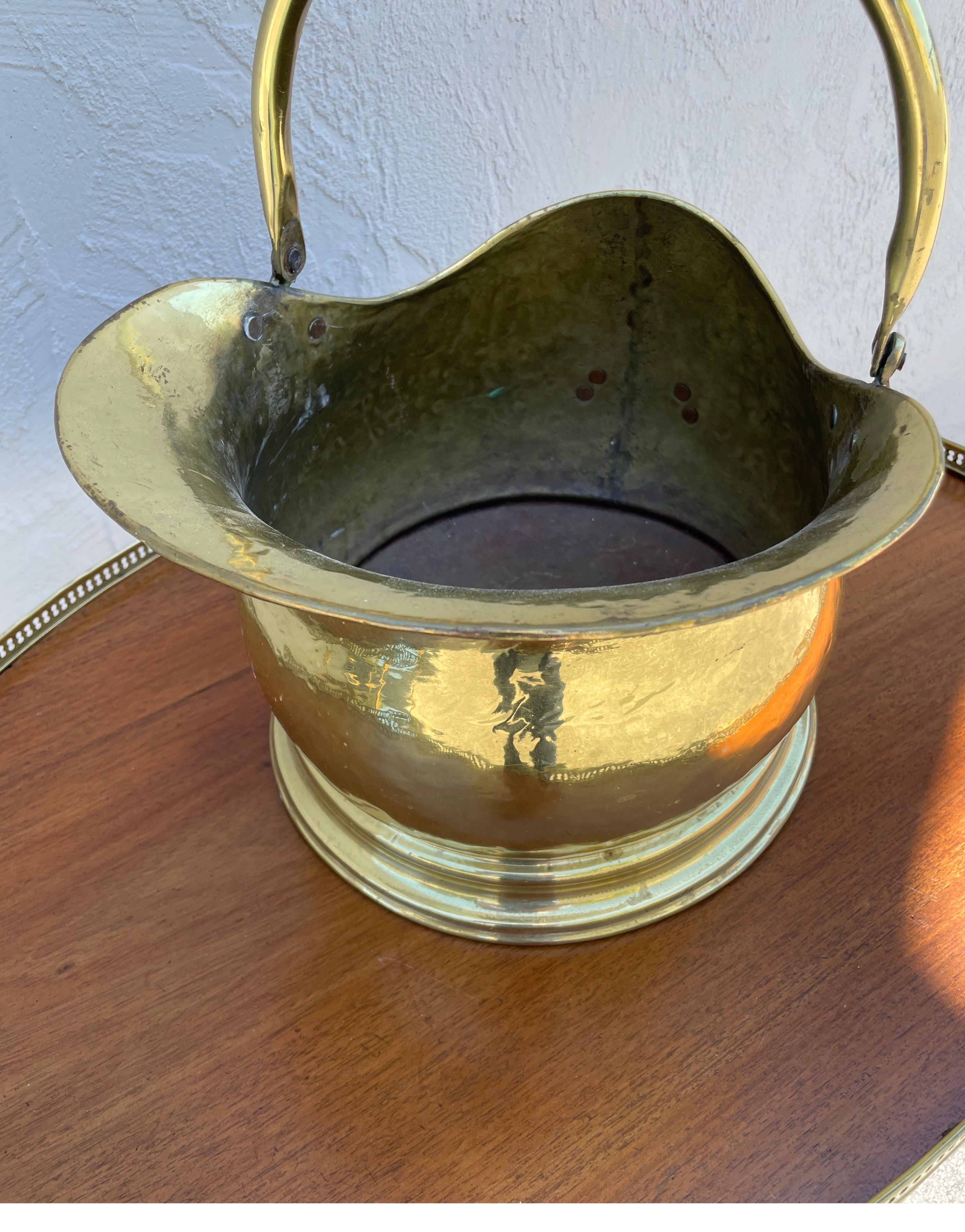 Seau à charbon vintage en laiton massif avec poignée. Un accessoire idéal pour votre cheminée.