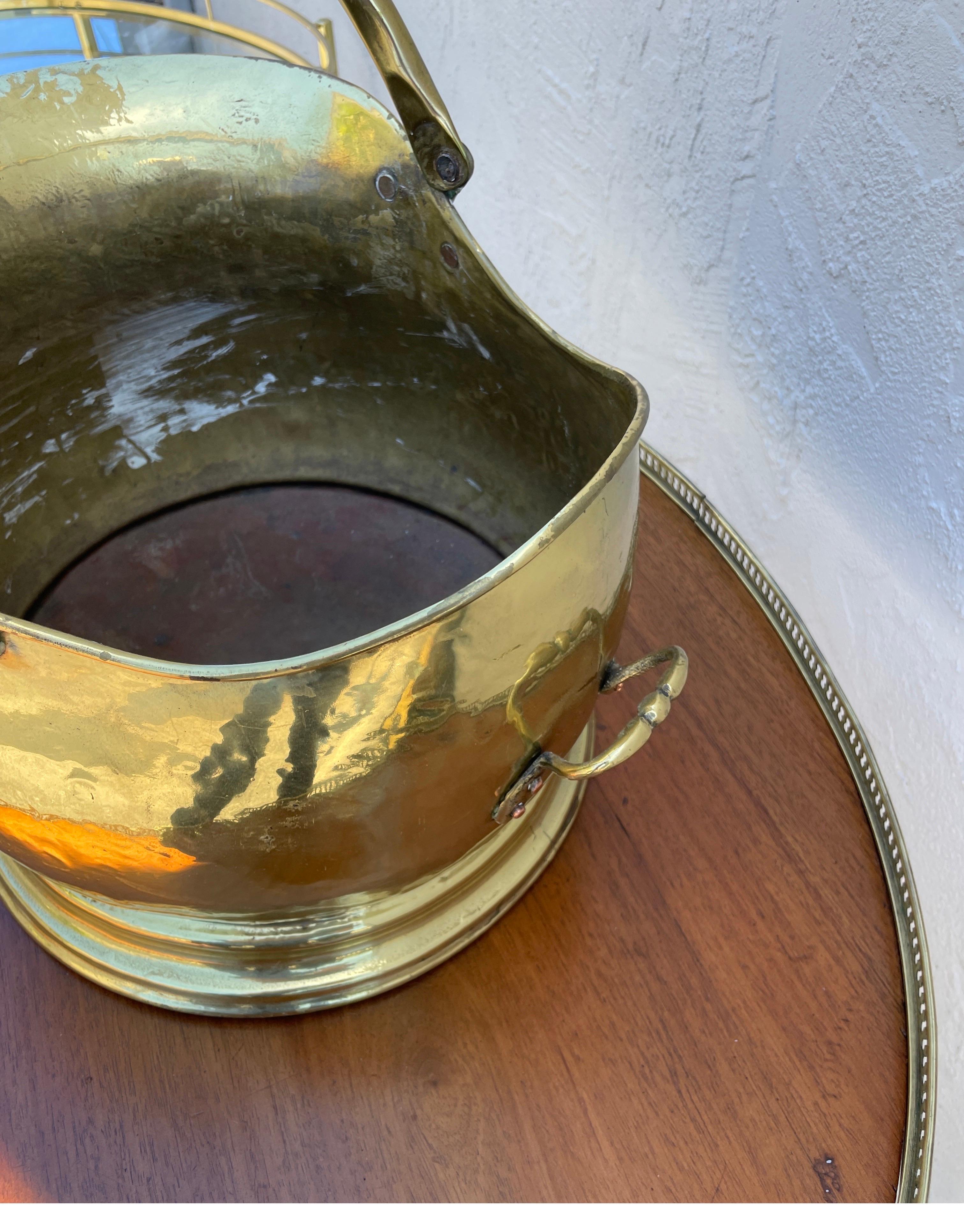 20ième siècle Seau / récipient vintage en laiton avec poignée en vente
