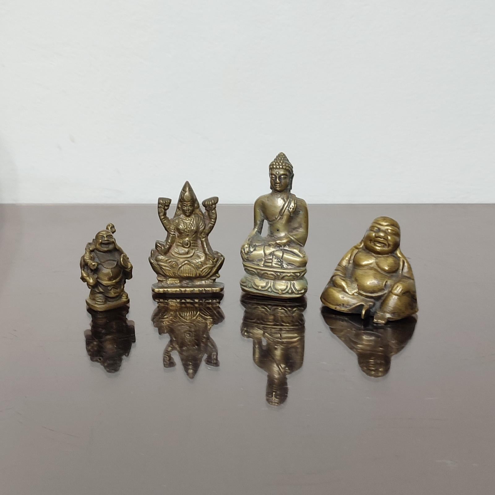 Une belle collection de quatre sculptures miniatures représentant des dieux asiatiques et Bouddha. Condition Vintage.
Dimensions : Hauteur de 5 à 9 cm.
