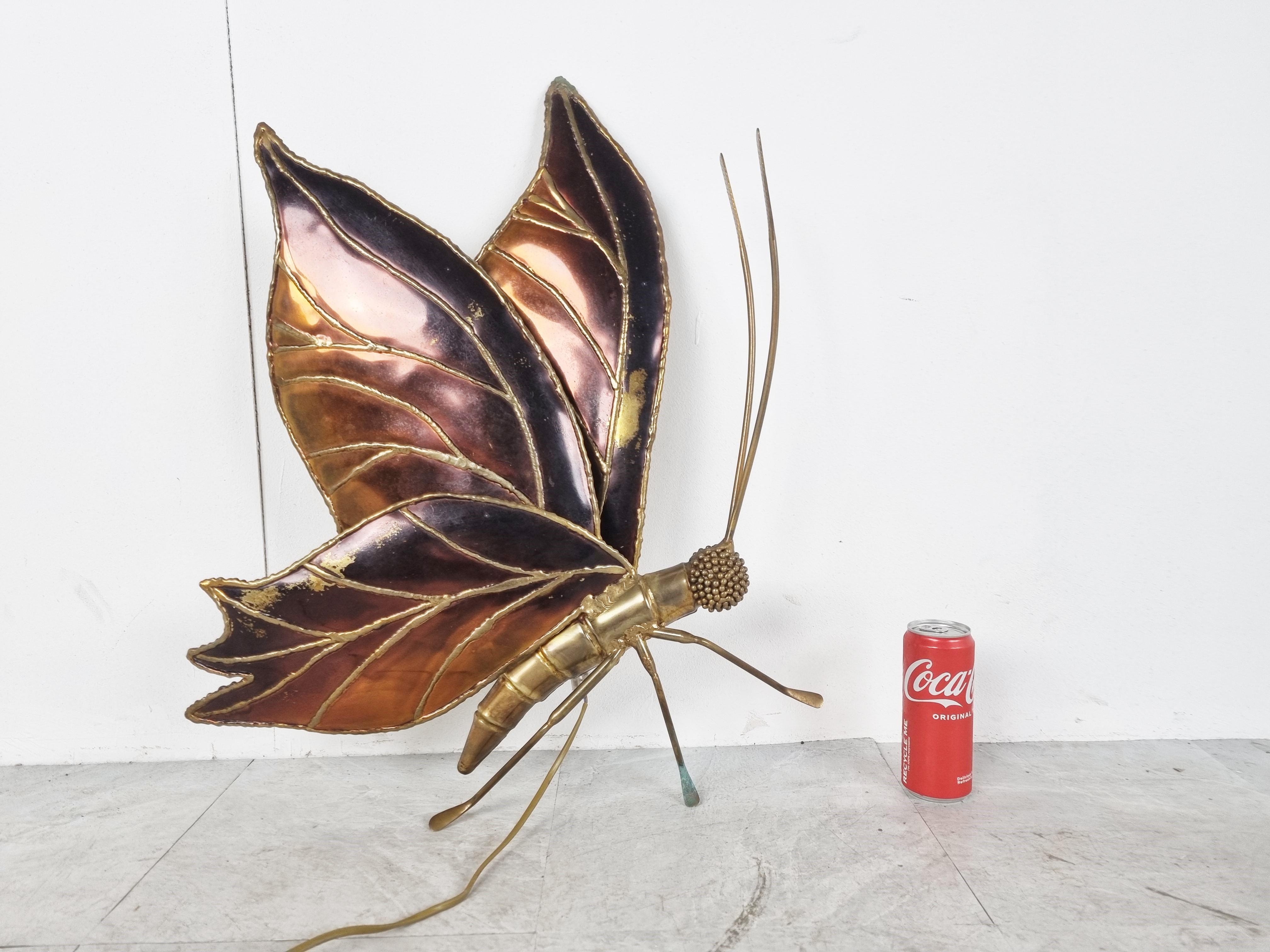 Sculptural torch cut butterfly shpaed wall lamp by Henri Fernandez.

Beautifully made with details, entirely out of brass.

Also notice the beautiful colour differences to make the butterfly look special.

It is in good condition and has been
