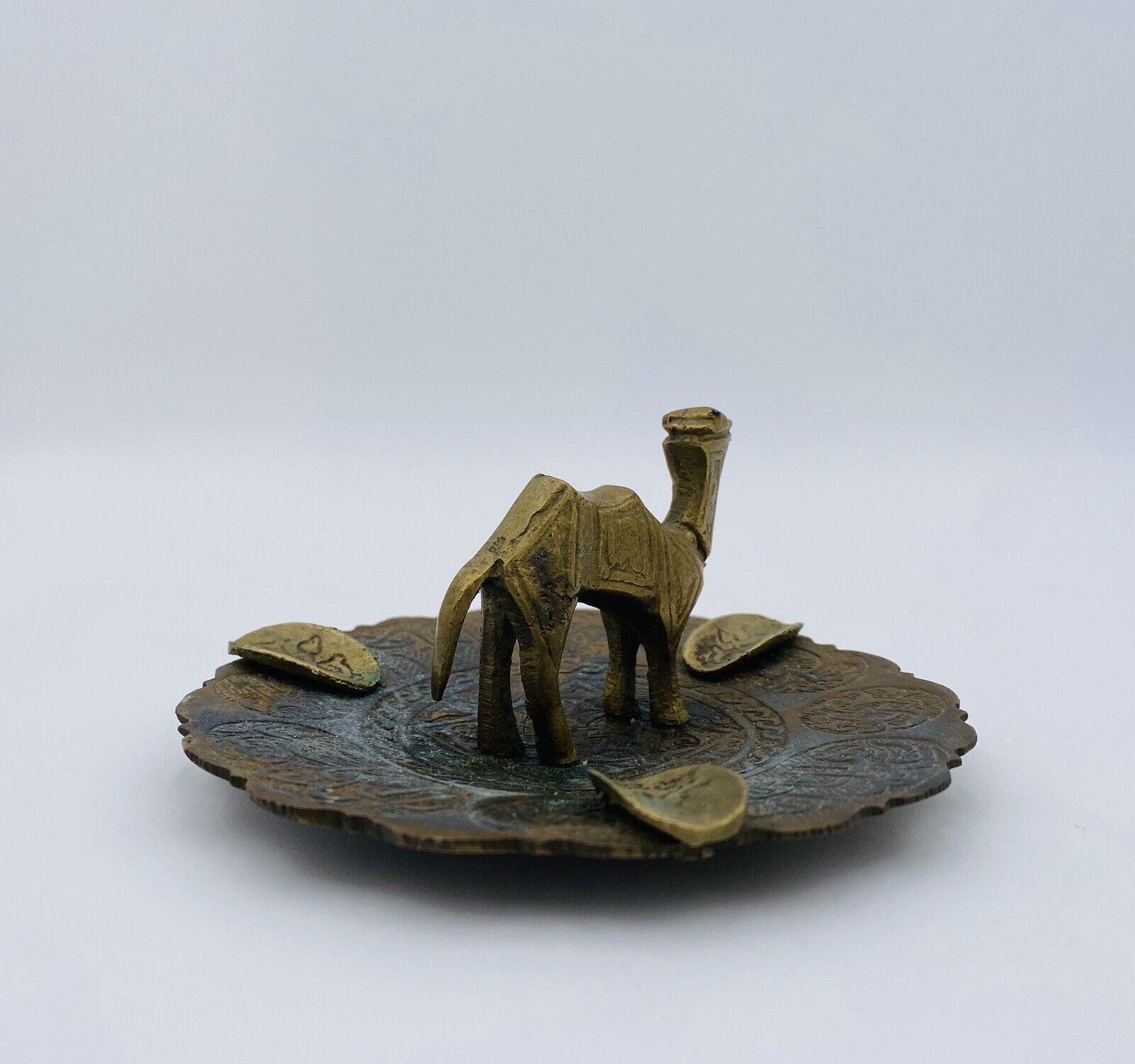 Italian Cendrier arabe vintage en laiton pour cigarettes Camel en vente