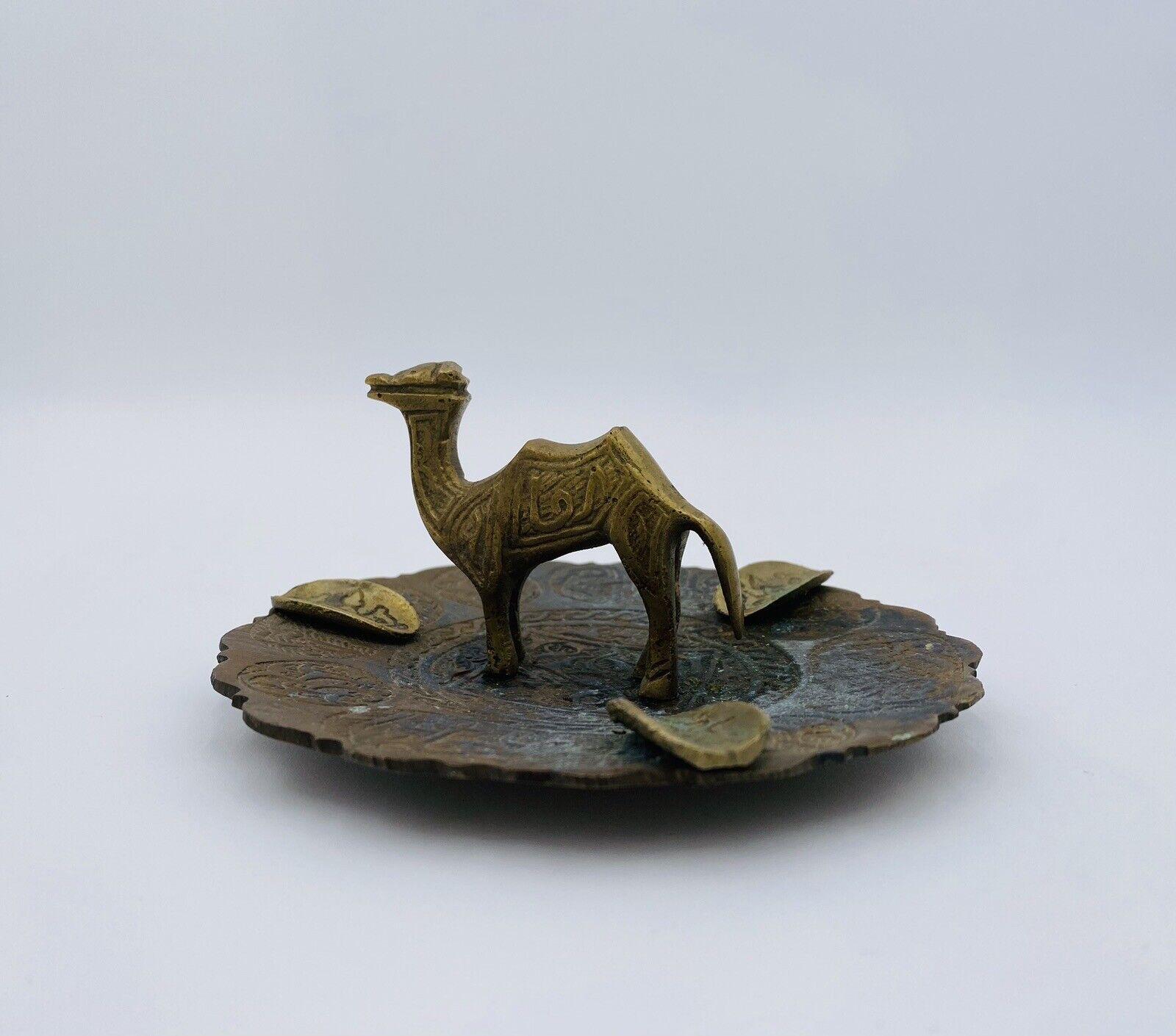Mid-20th Century Cendrier arabe vintage en laiton pour cigarettes Camel en vente