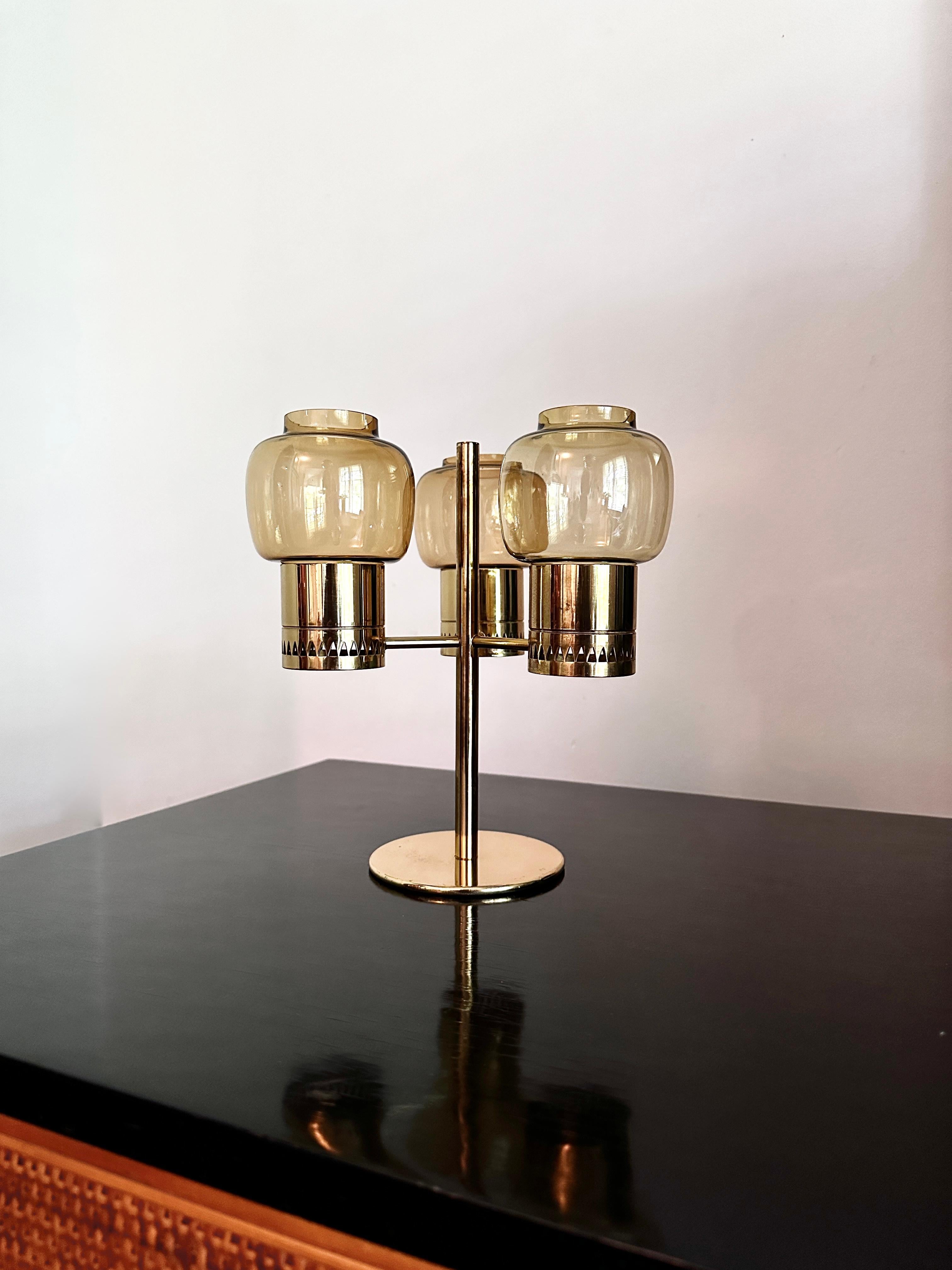 Un candélabre vintage à trois lumières de l'architecte / designer industriel suédois Hans - Agnes Jakobsson. Le candélabre a été initialement conçu dans les années 1960 et fabriqué par la société de Jakobsson, Hans - Agne Jakobsson AB, située à