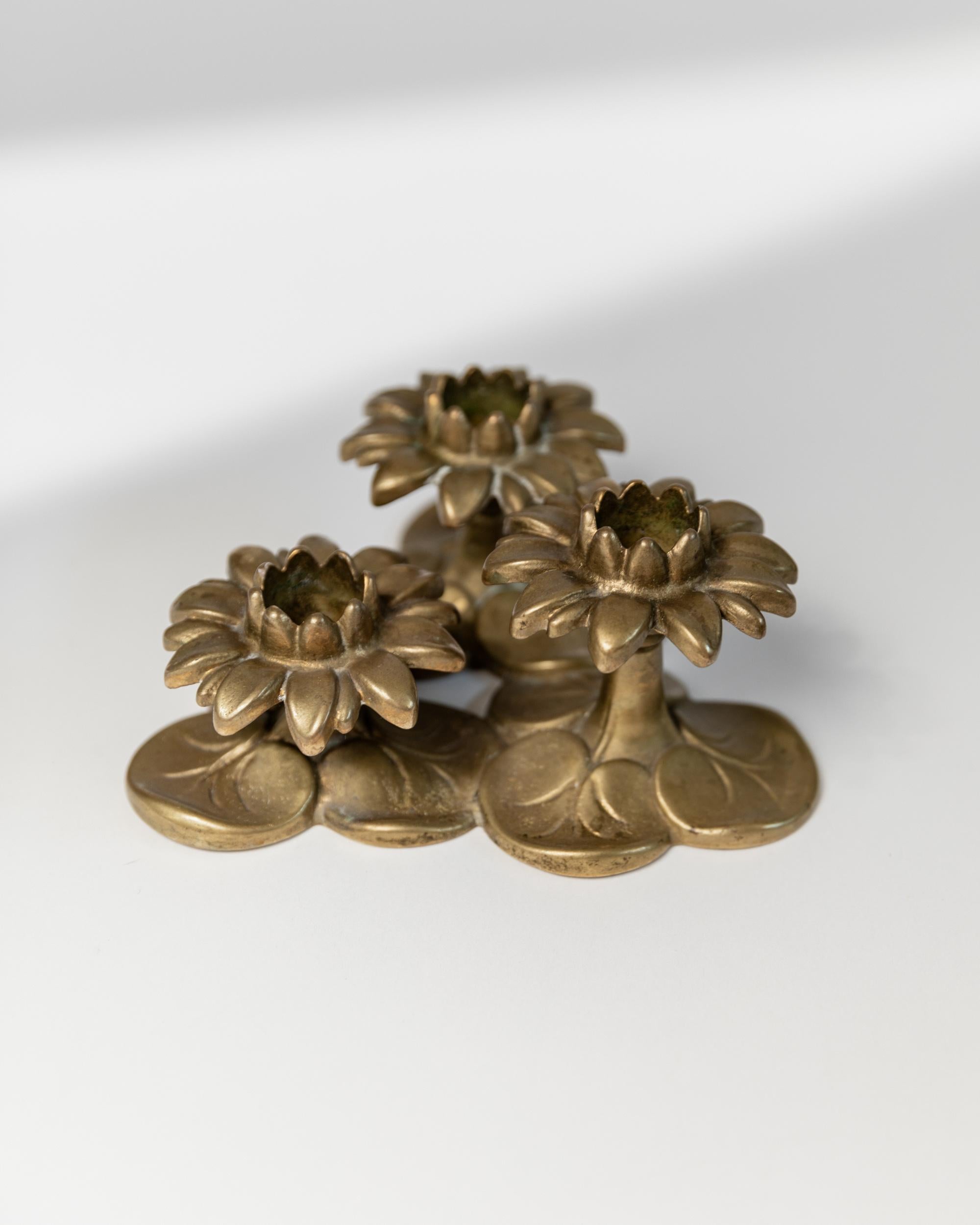 Art Nouveau Portacandele d'epoca in ottone con 3 fiori - Design/One, Italia anni '30 in vendita