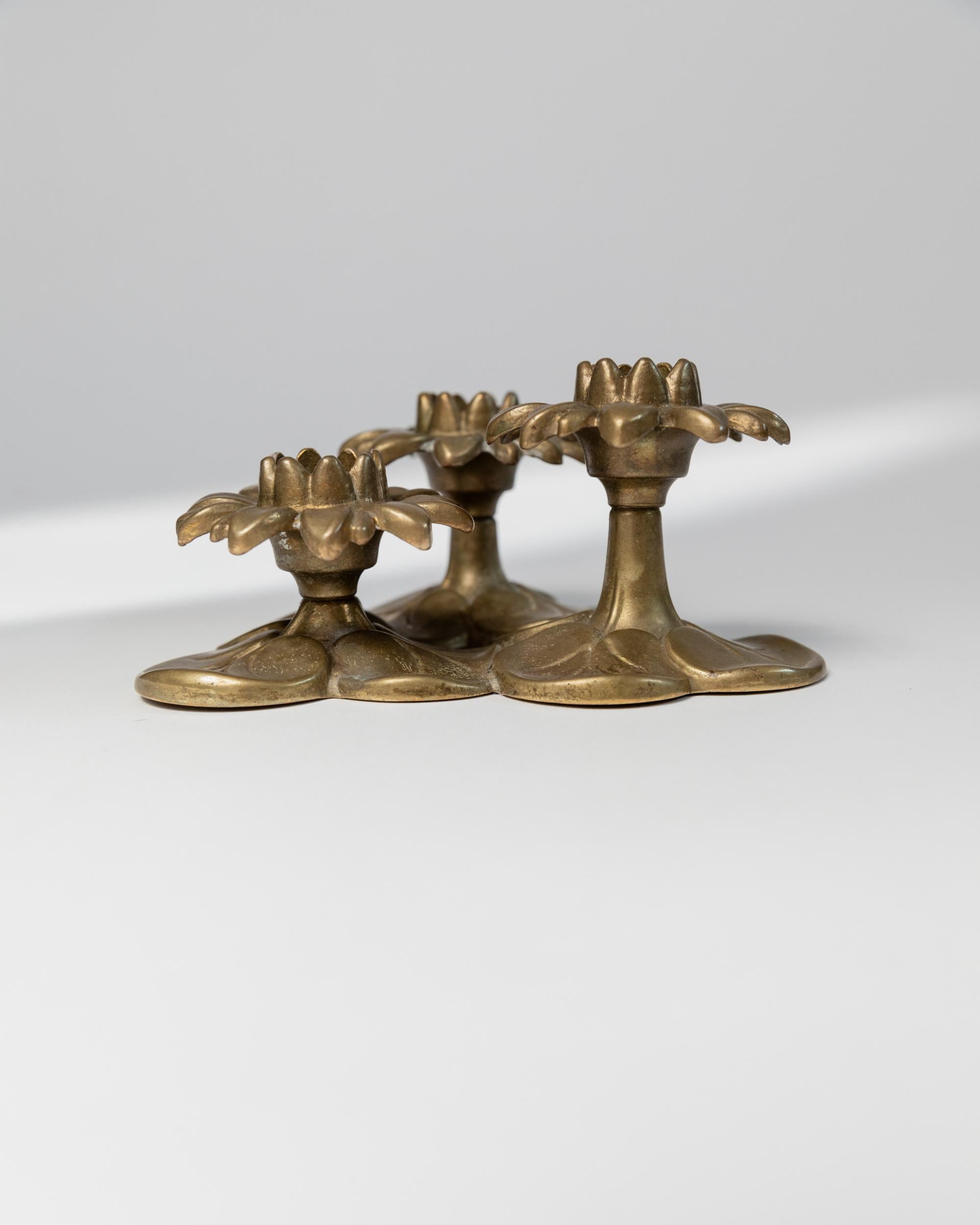 Italiano Portacandele d'epoca in ottone con 3 fiori - Design/One, Italia anni '30 in vendita