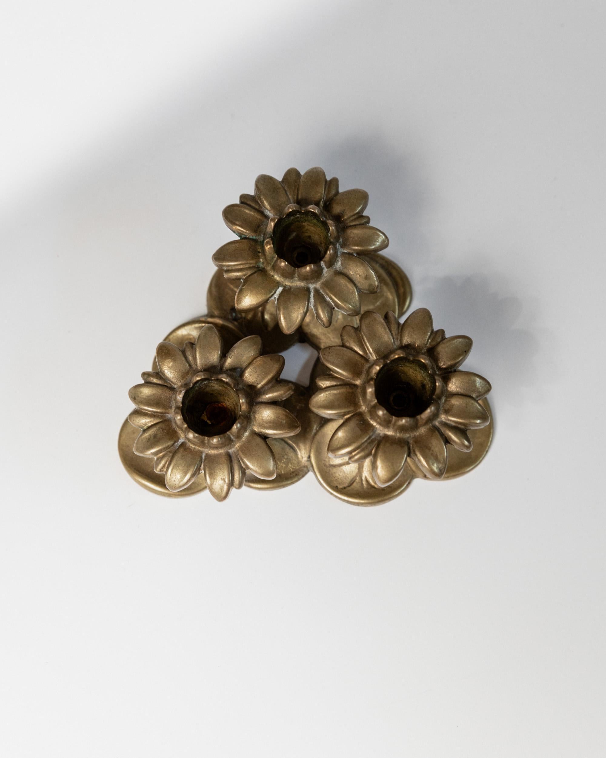 Portacandele d'epoca in ottone con 3 fiori - Design/One, Italia anni '30 In condizioni buone in vendita a Montecalvoli, IT