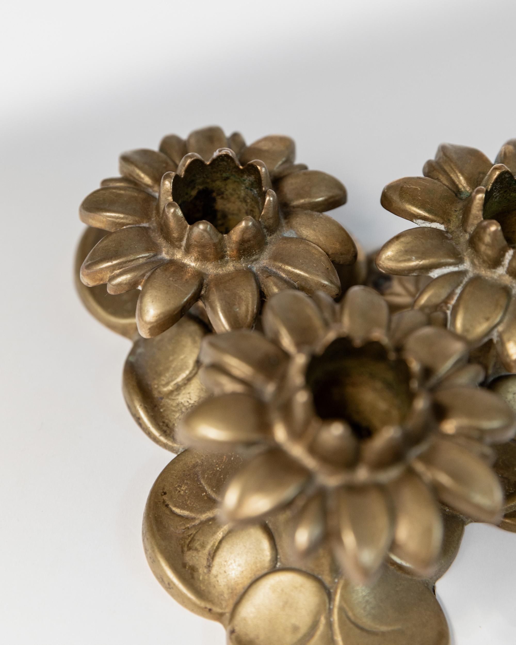 Metà XX secolo Portacandele d'epoca in ottone con 3 fiori - Design/One, Italia anni '30 in vendita