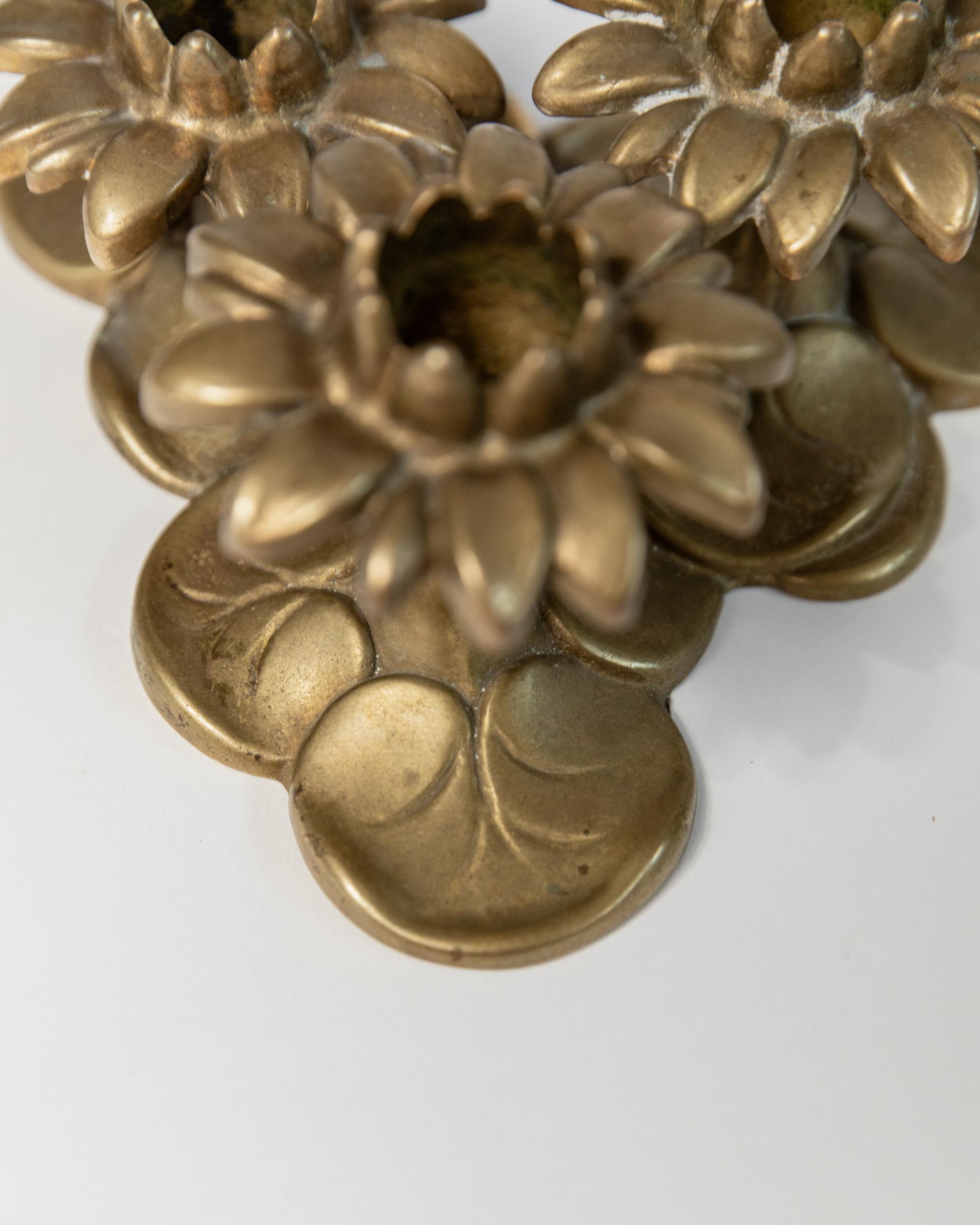 Ottone Portacandele d'epoca in ottone con 3 fiori - Design/One, Italia anni '30 in vendita