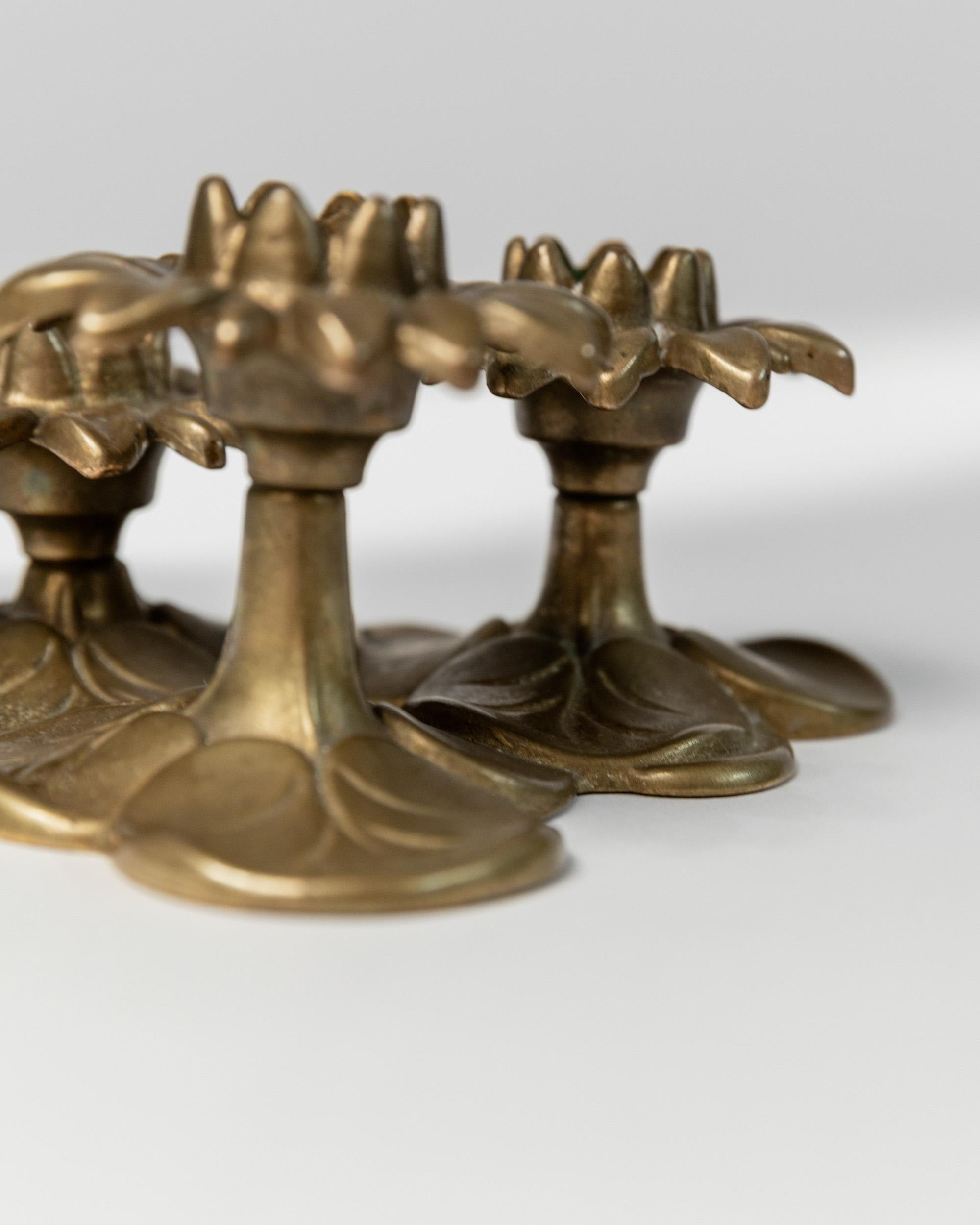Portacandele d'epoca in ottone con 3 fiori - Design/One, Italia anni '30 in vendita 1