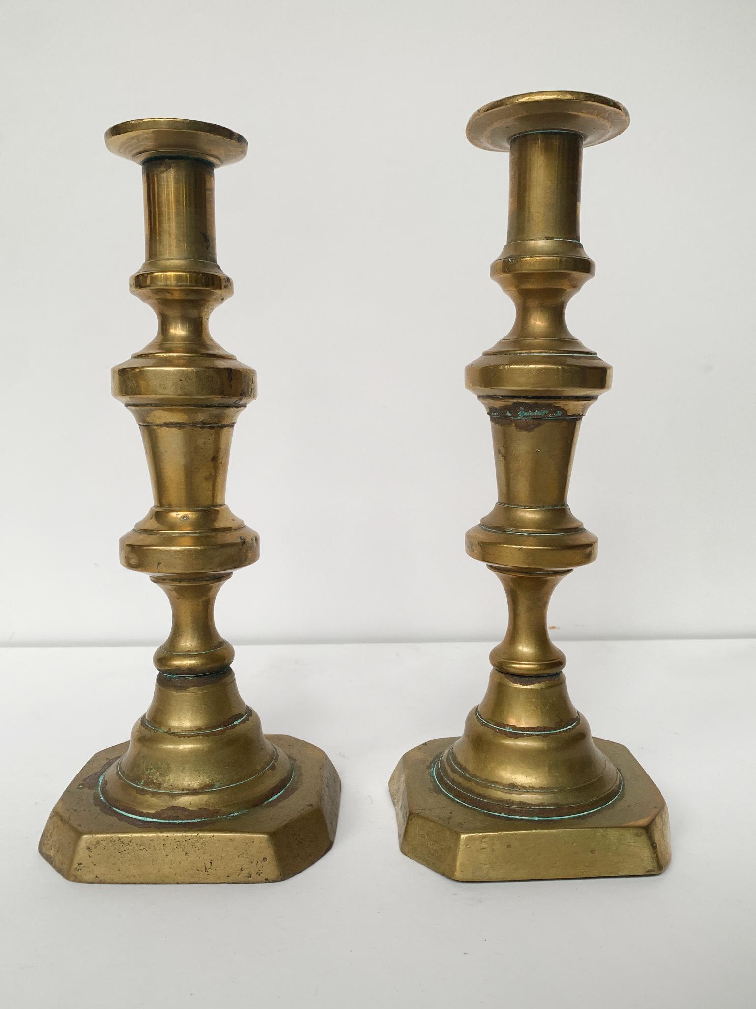 La tua classica coppia di portacandele, realizzata in ottone che è invecchiato splendidamente nel corso dei decenni.

Dimensioni:
Larghezza 4,375 pollici
3,875 pollici di profondità
12,25 pollici di altezza

Note di condizione:
In buone condizioni,
