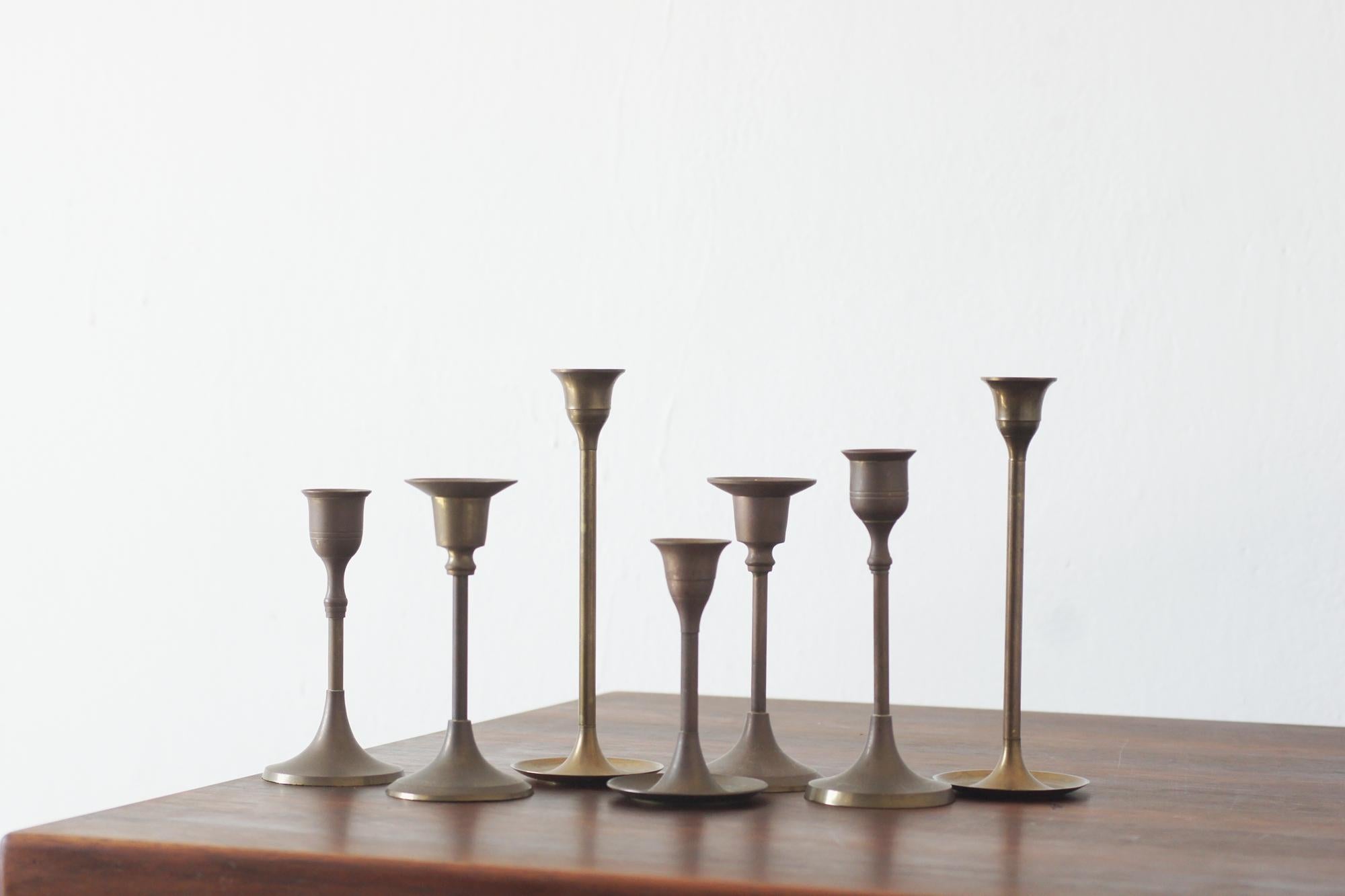 Il set di candelieri in ottone vintage è una proposta elegante che cattura l'attenzione con la sua estetica senza tempo e la nobiltà del materiale. L'ottone di cui sono fatti conferisce loro una lucentezza calda e dorata che, unita alla patina,