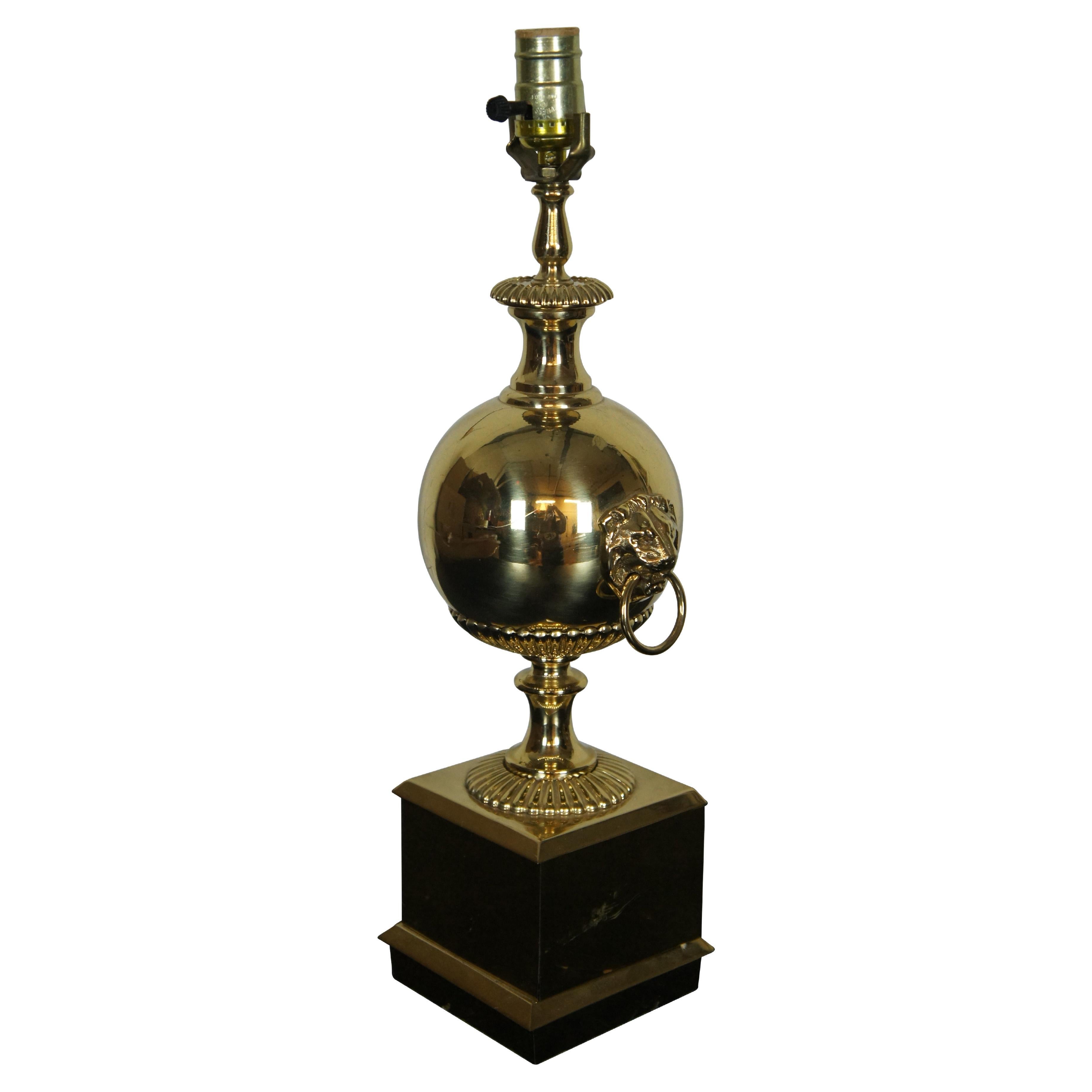 Vintage Cannonball Lion Head Ring Knocker Trophy Urn Table Lamp 20" (lampe de table) en vente